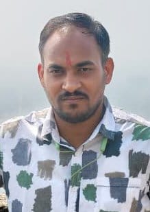 मानधाता के मदईपुर में हैंडपंप से पानी लेतीं महिलाएं। संवाद मानधाता के मदईपुर में हैंडपंप से पानी लेतीं महिलाएं। संवाद
