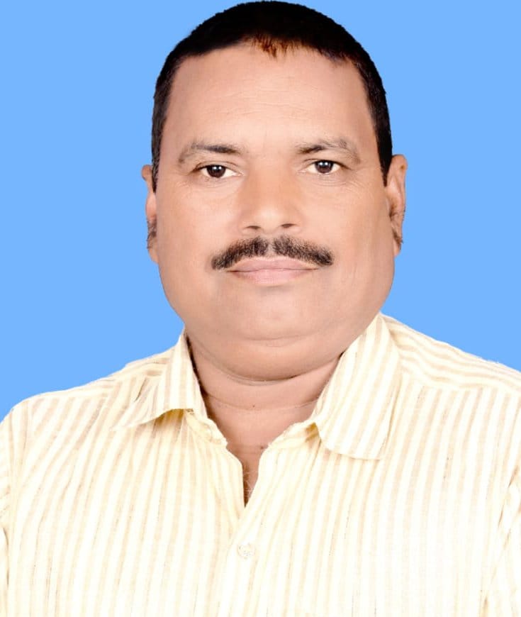 मानधाता के मदईपुर में हैंडपंप से पानी लेतीं महिलाएं। संवाद मानधाता के मदईपुर में हैंडपंप से पानी लेतीं महिलाएं। संवाद