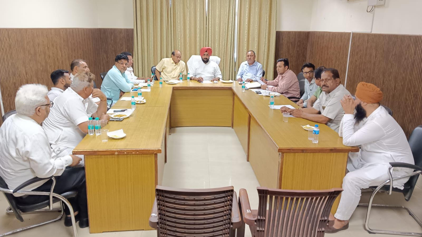 पिहोवा। मार्केट कमेटी के अधिकारियों एवं सदस्यों की बैठक  चेयरमैन तरणदीप सिंह वड़ैच। विज्ञप्ति