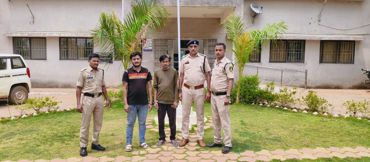 पुलिस हिरासत में आरोपी और जब्त सामान