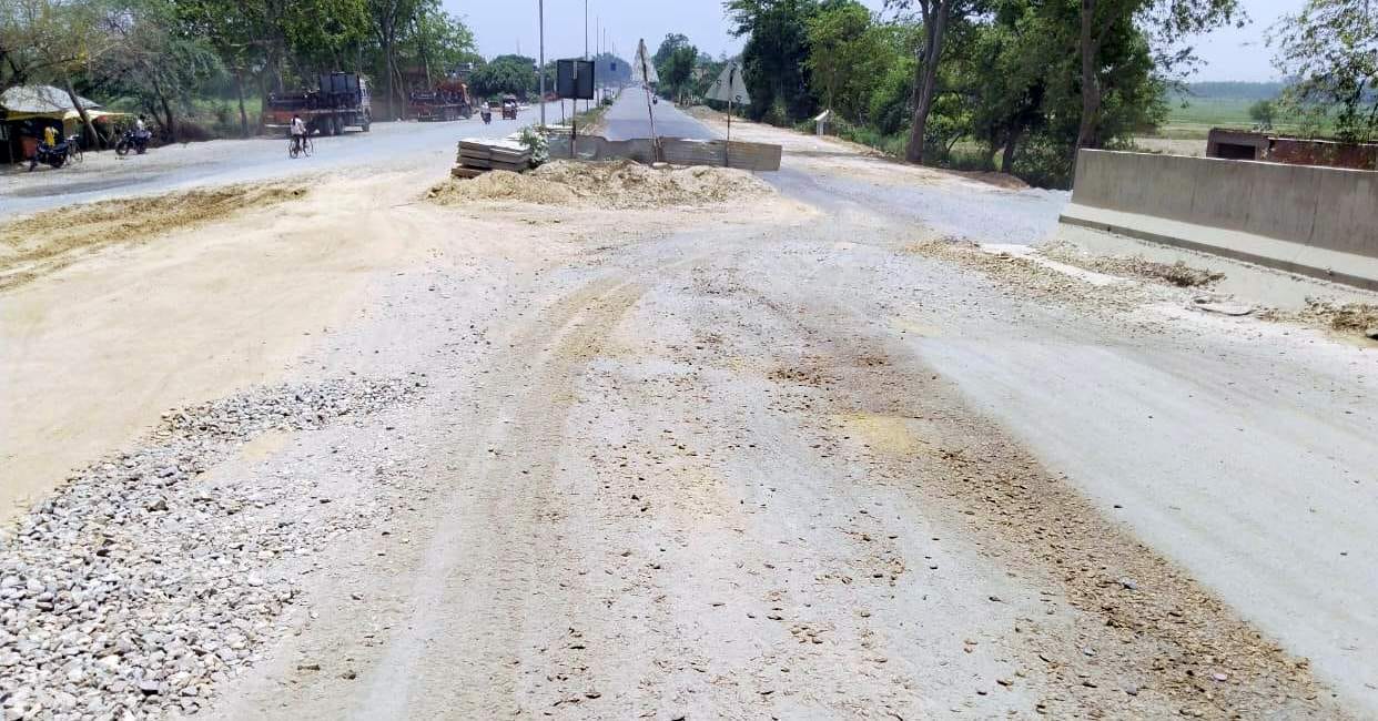 पलिया लखनऊ हाईवे पर ग्राम कनेंग के पास टूटी पड़ी सर्विस रोड। संवाद