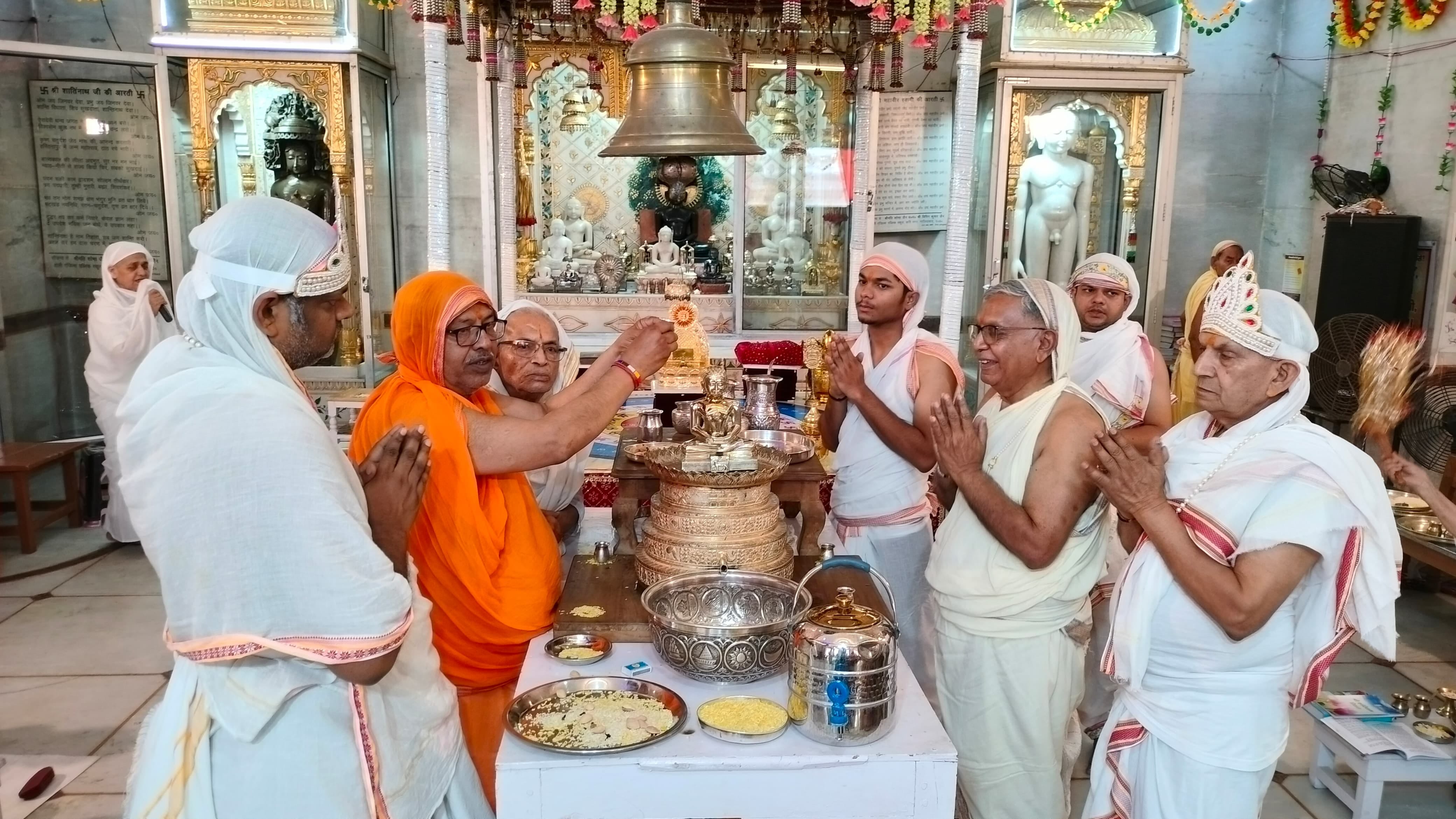 प्राचीन दिगंबर जैन बड़े मंदिर में पूजा अर्चना करते श्रद्धालु स्रोत मंदिर प्राचीन दिगंबर जैन बड़े मंदिर में पूजा अर्चना करते श्रद्धालु स्रोत मंदिर