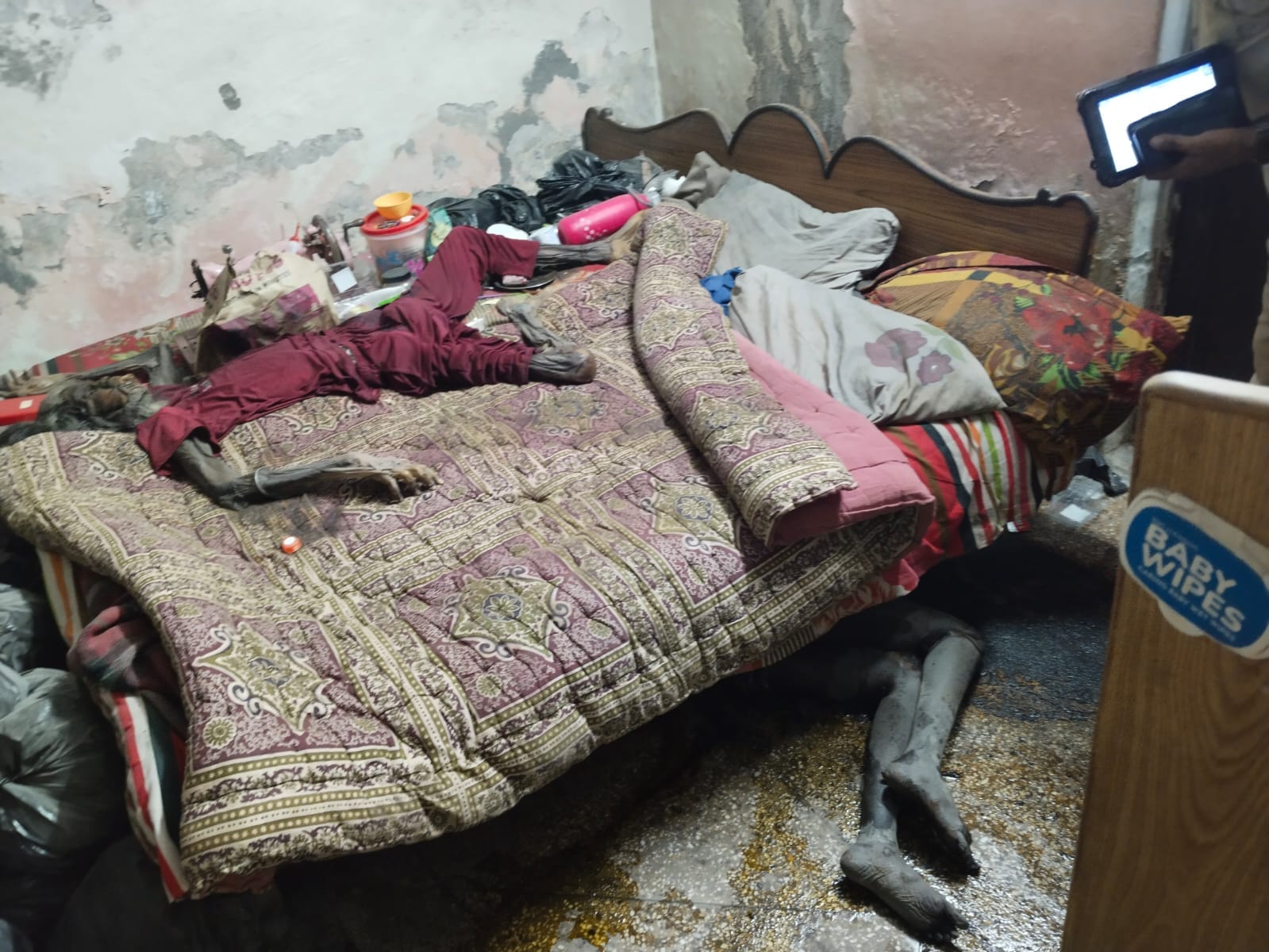 प्रीत नगर स्थित मकान में पड़े लिफाफे में बंधे कूड़े के ढेर: संवाद