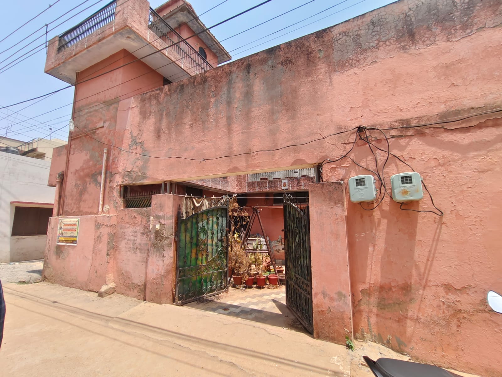 प्रीत नगर स्थित मकान में पड़े लिफाफे में बंधे कूड़े के ढेर: संवाद