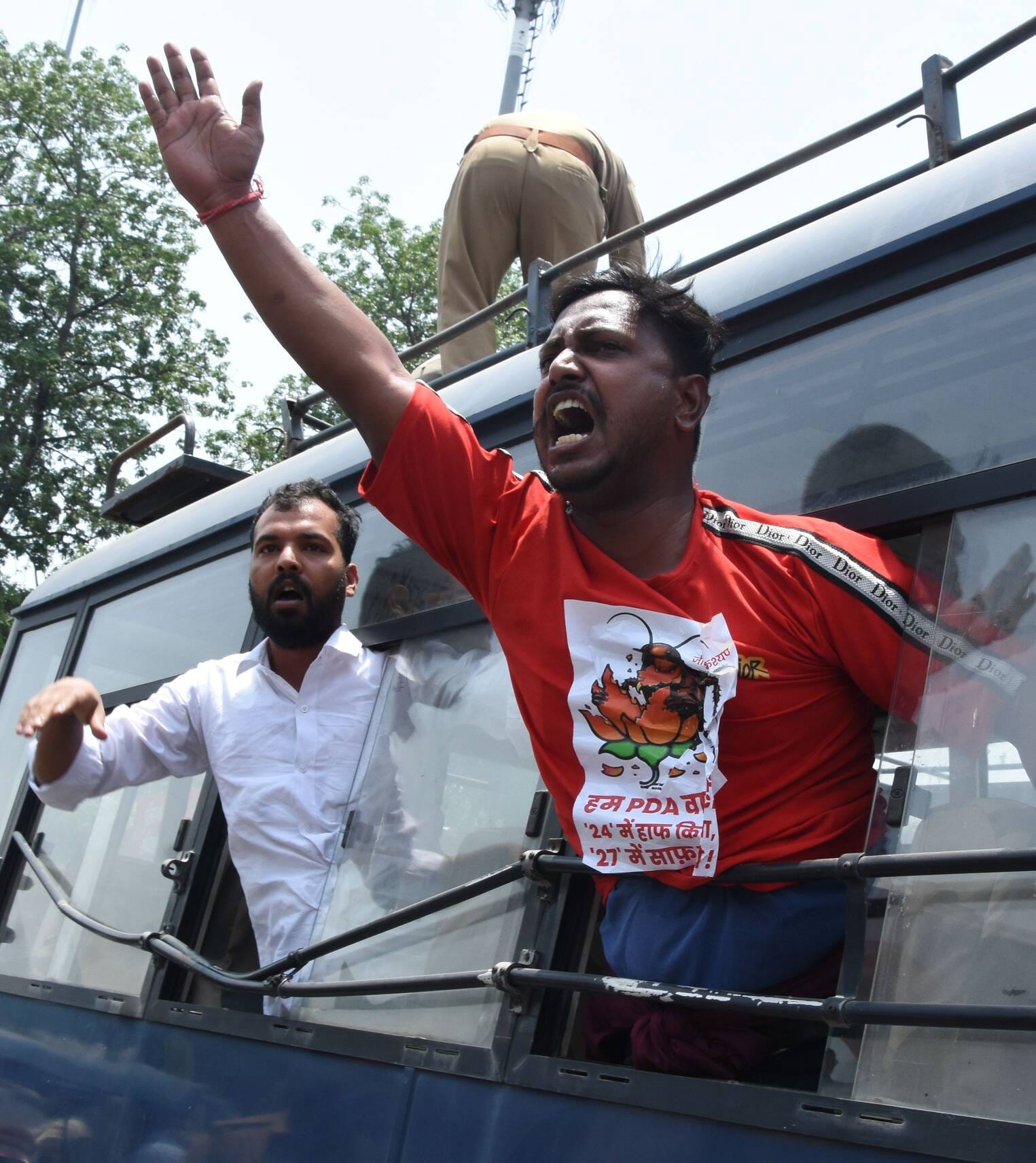 प्रदर्शन करते सपा कार्यकर्ता।