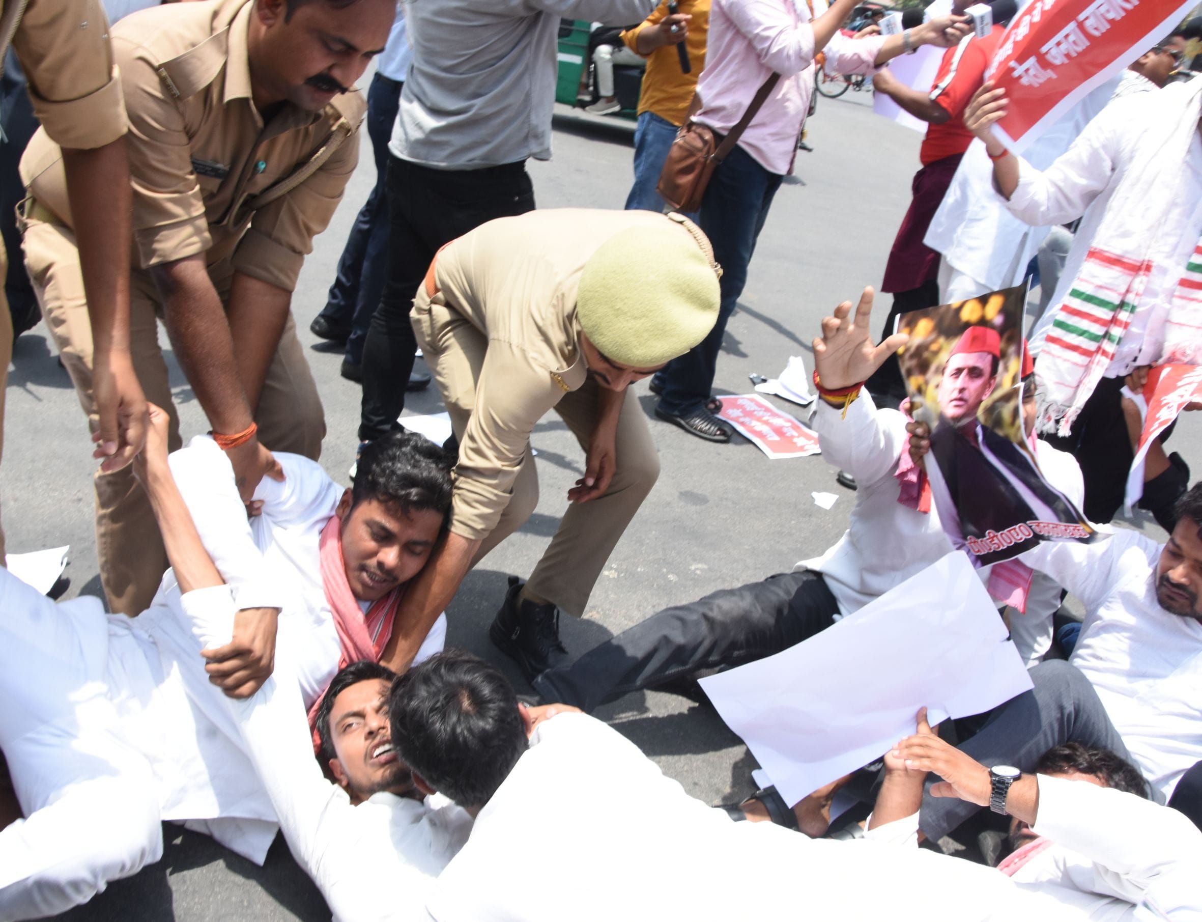 प्रदर्शन करते सपा कार्यकर्ता।