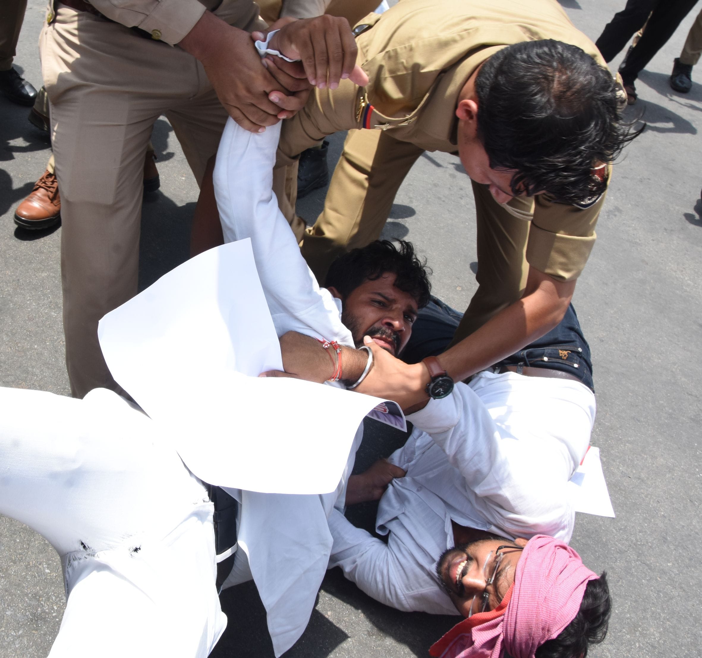 प्रदर्शन करते सपा कार्यकर्ता।