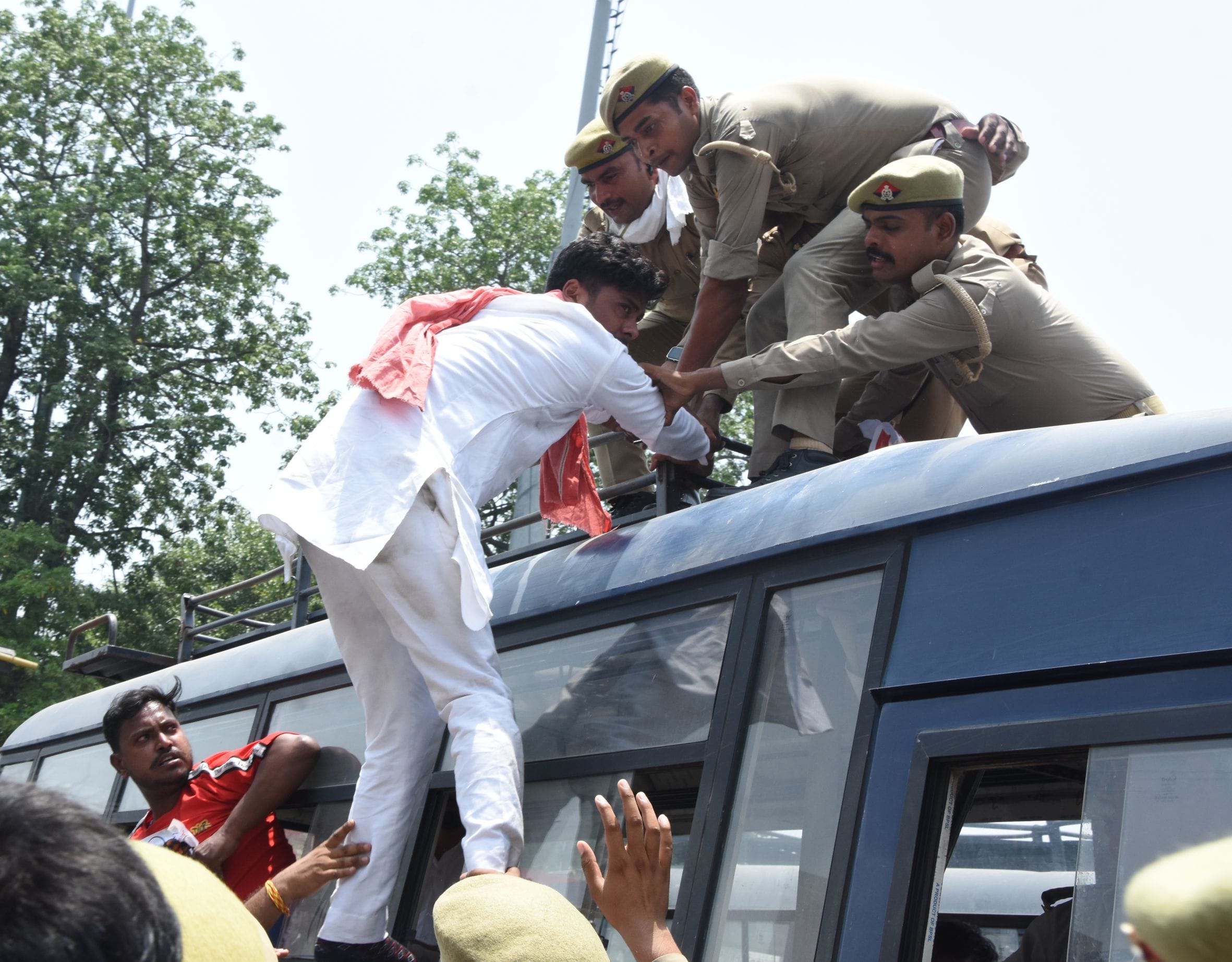 प्रदर्शन करते सपा कार्यकर्ता।