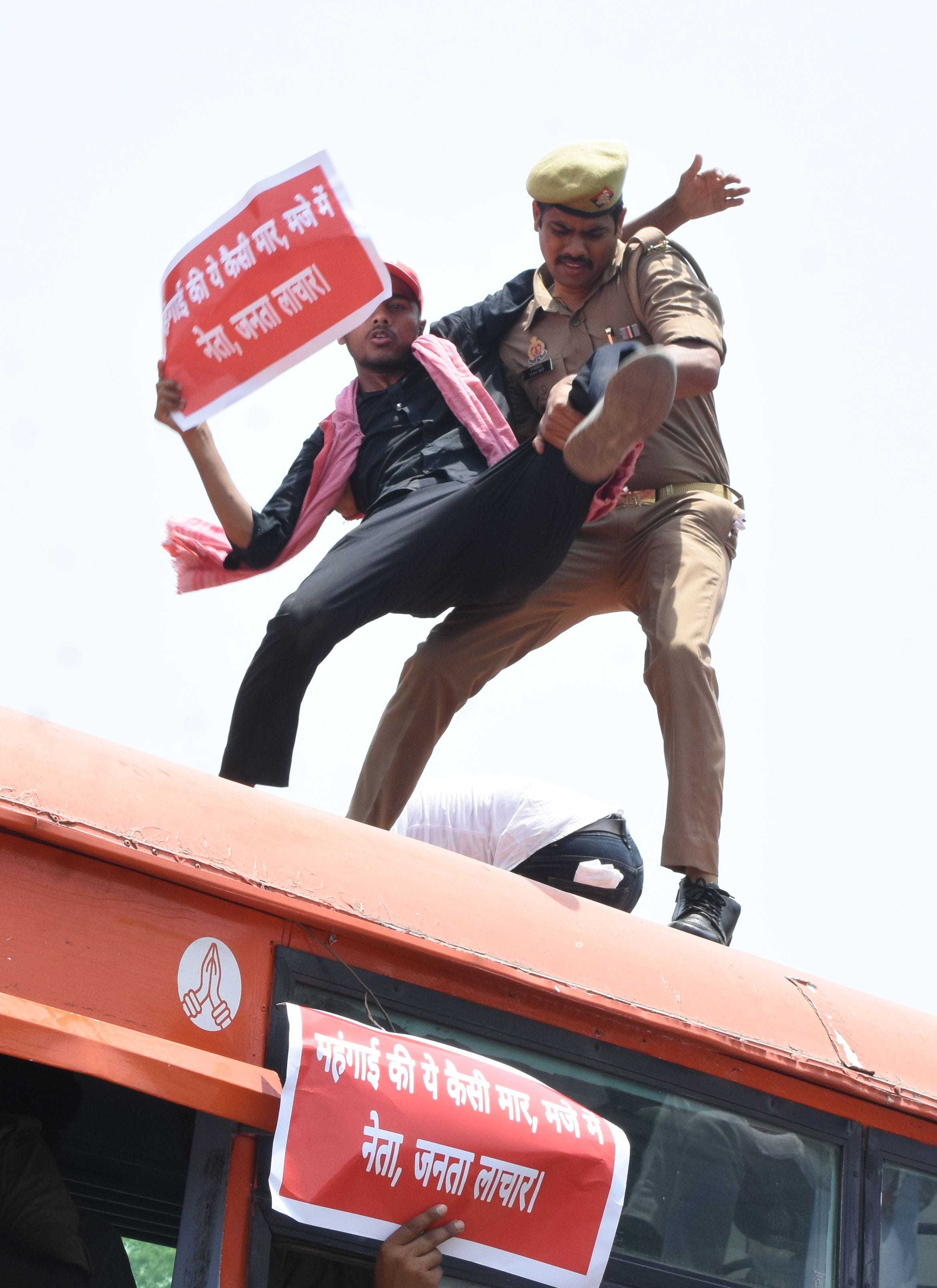 प्रदर्शन करते सपा कार्यकर्ता।