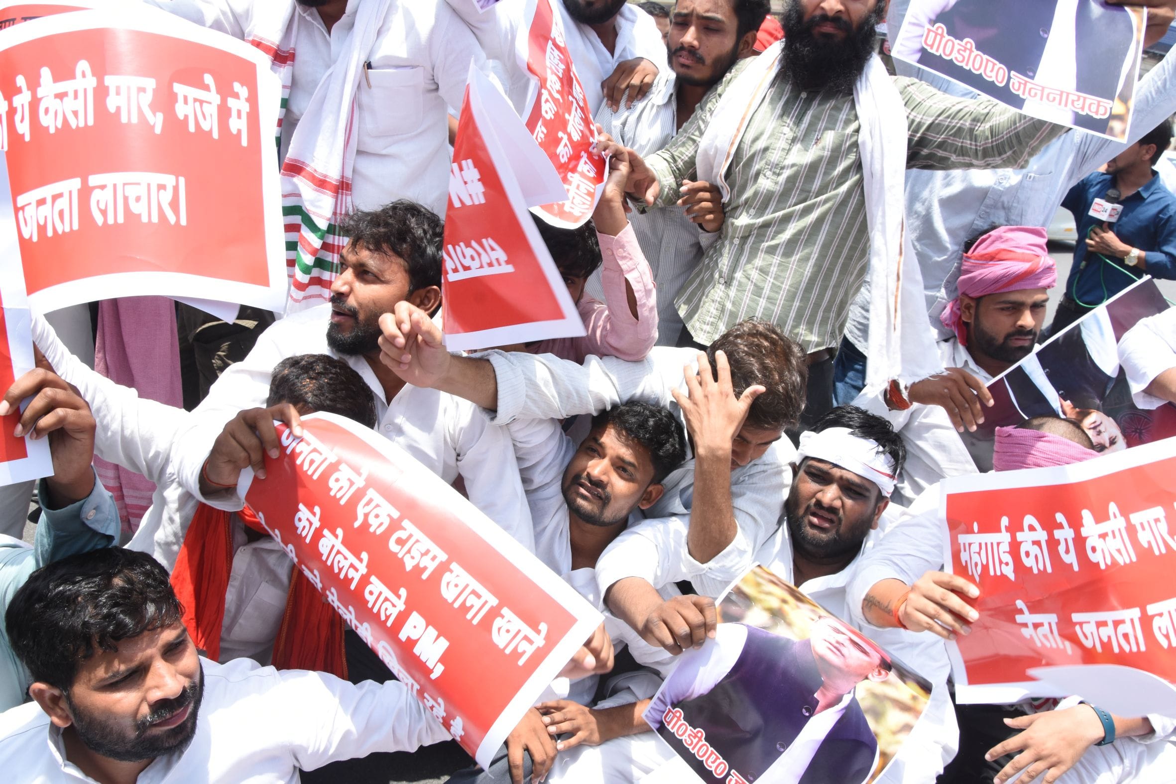 प्रदर्शन करते सपा कार्यकर्ता।