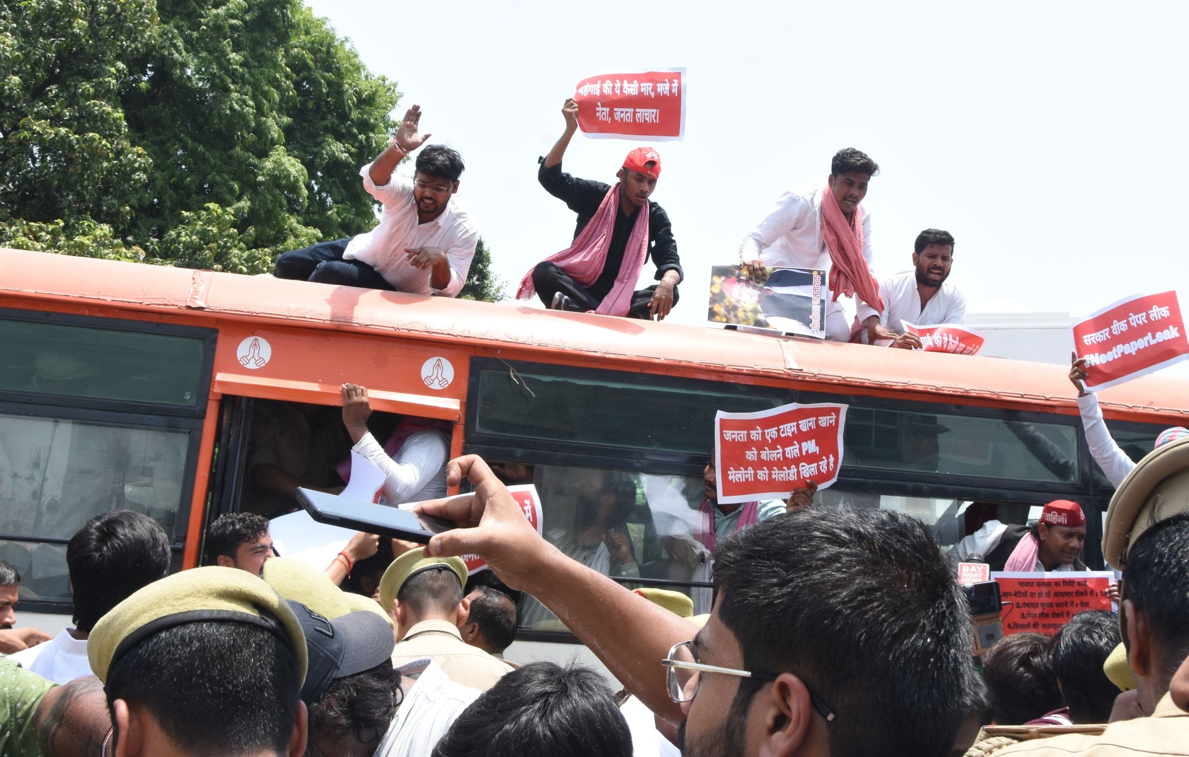 प्रदर्शन करते सपा कार्यकर्ता।
