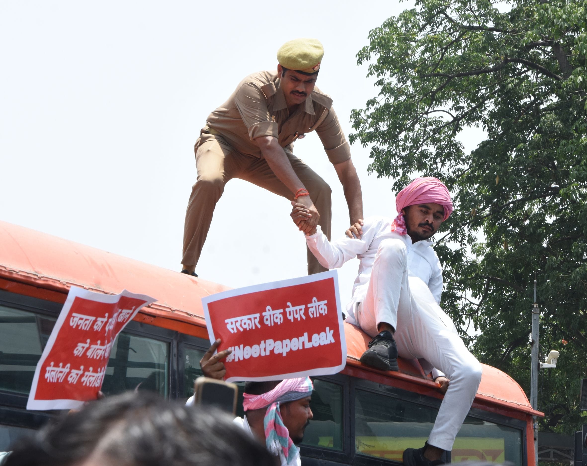 प्रदर्शन करते सपा कार्यकर्ता।