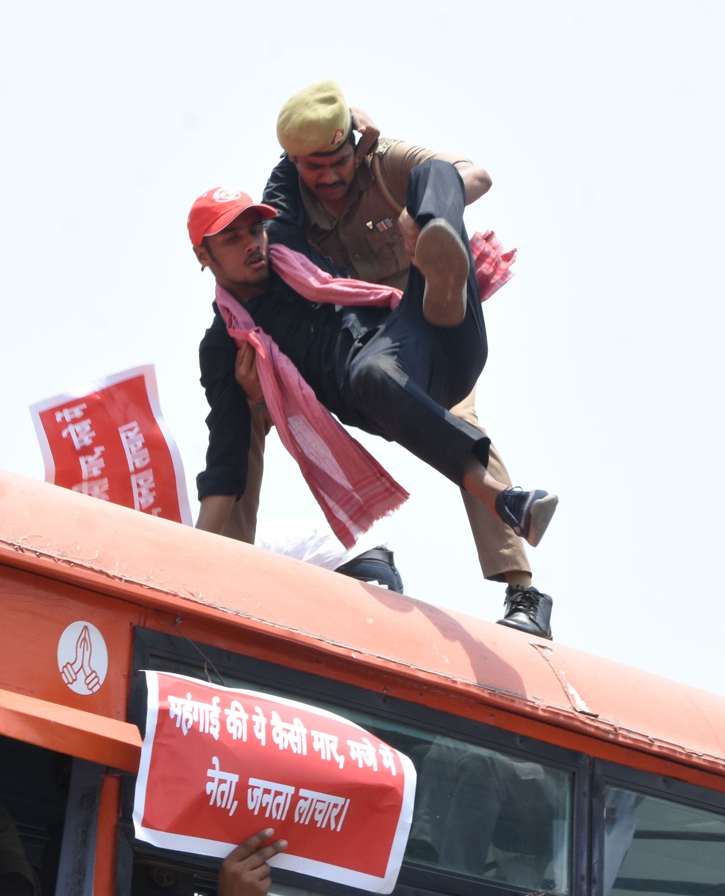 प्रदर्शन करते सपा कार्यकर्ता।