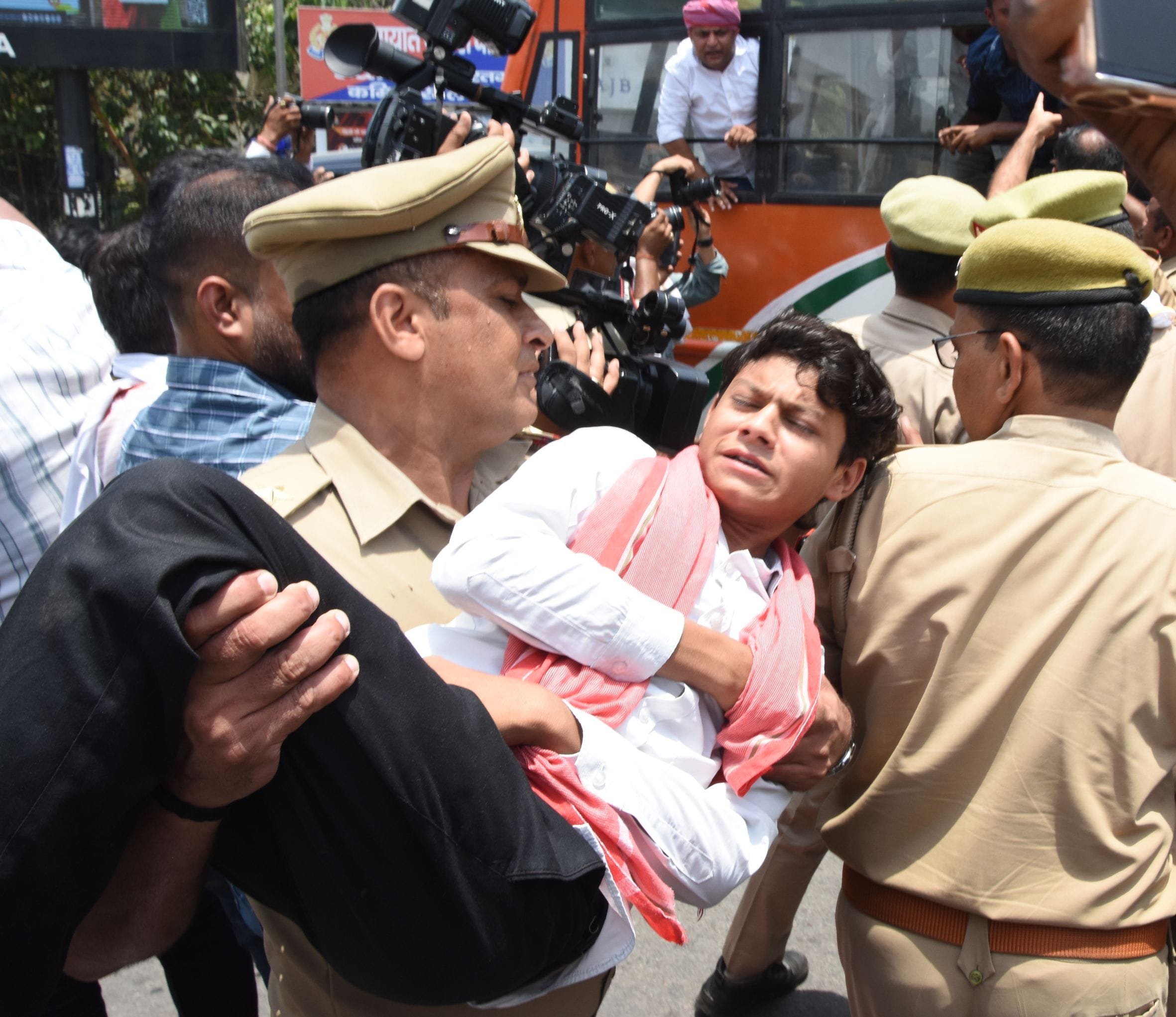 प्रदर्शन करते सपा कार्यकर्ता।