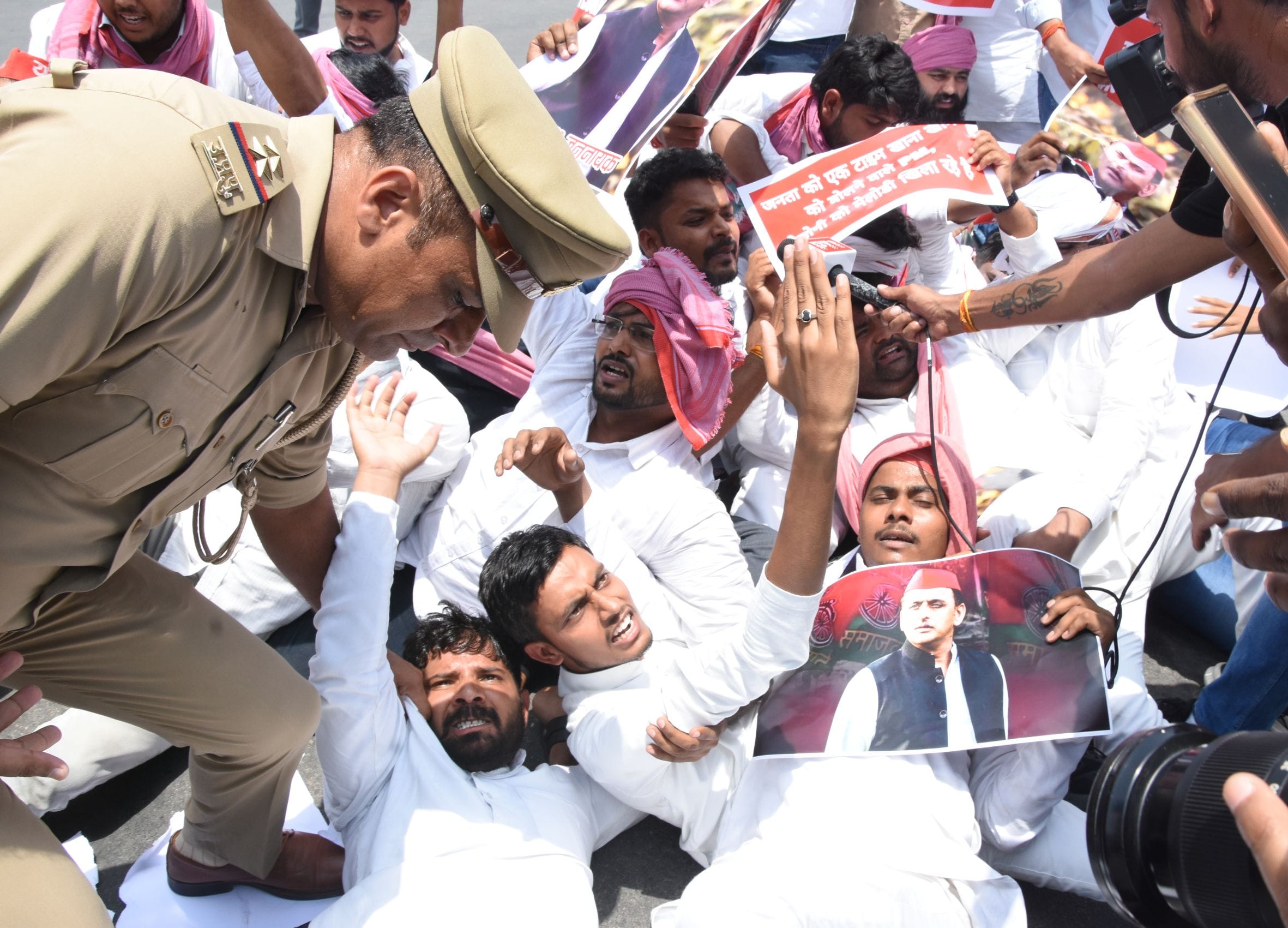 प्रदर्शन करते सपा कार्यकर्ता।