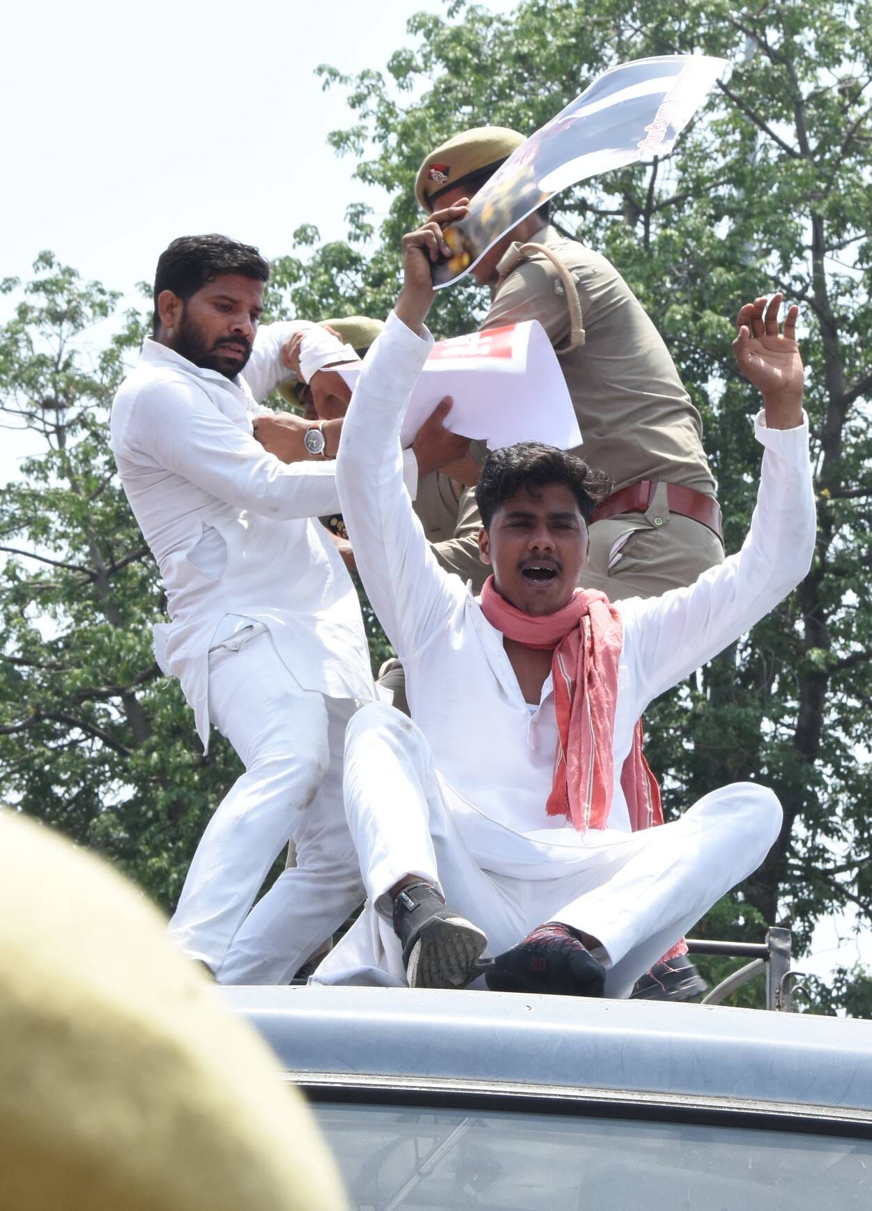 प्रदर्शन करते सपा कार्यकर्ता।