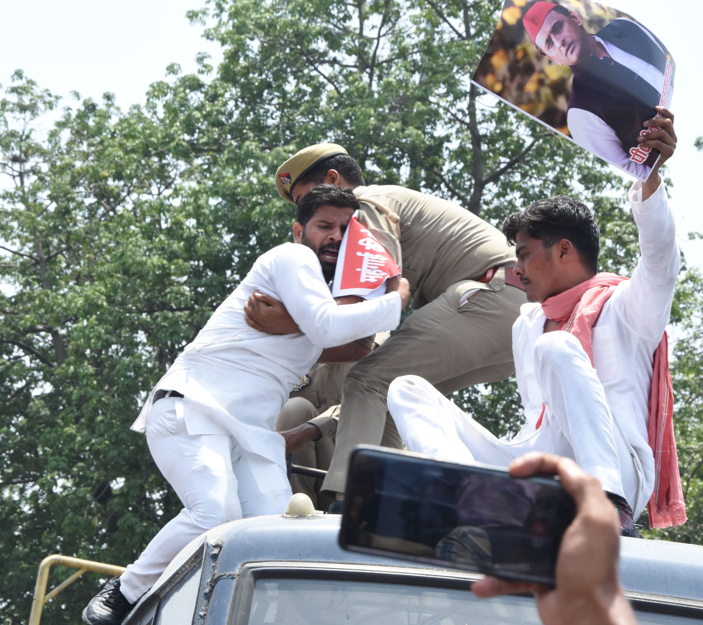 प्रदर्शन करते सपा कार्यकर्ता।