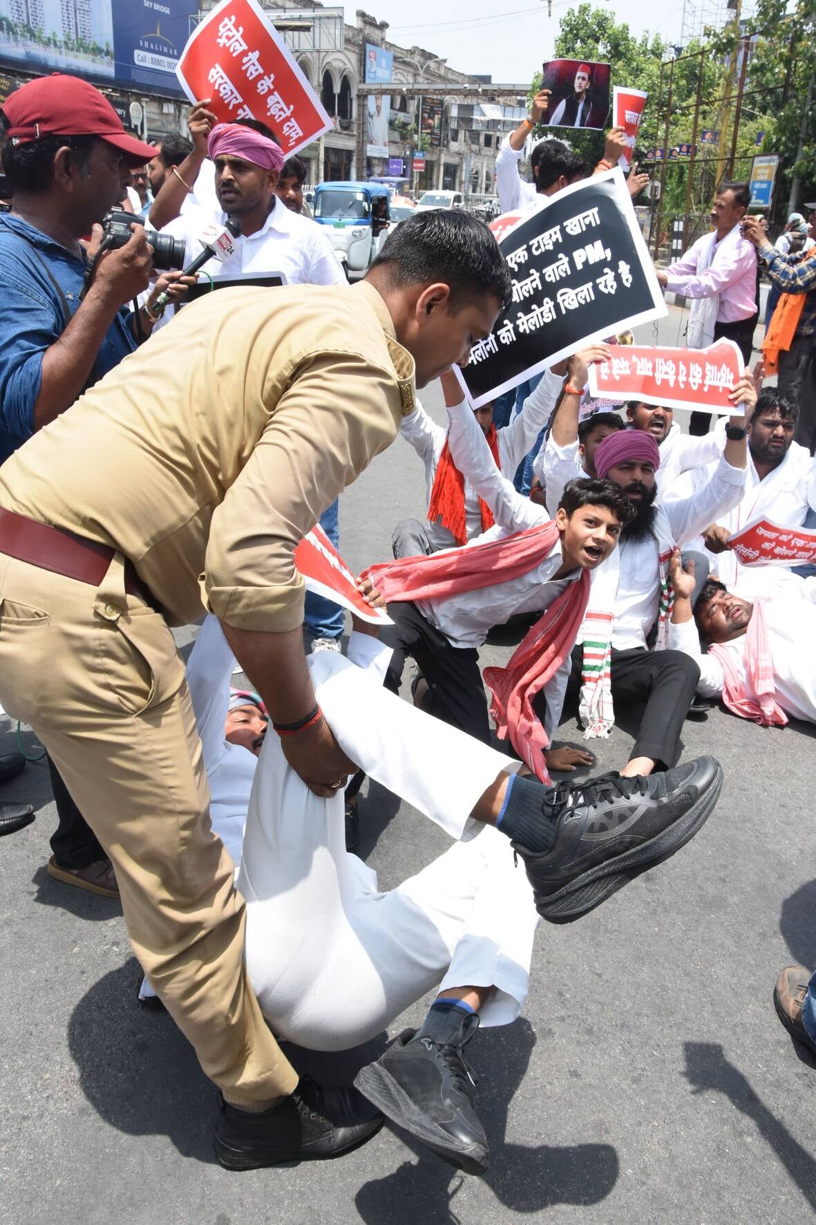 प्रदर्शन करते सपा कार्यकर्ता।