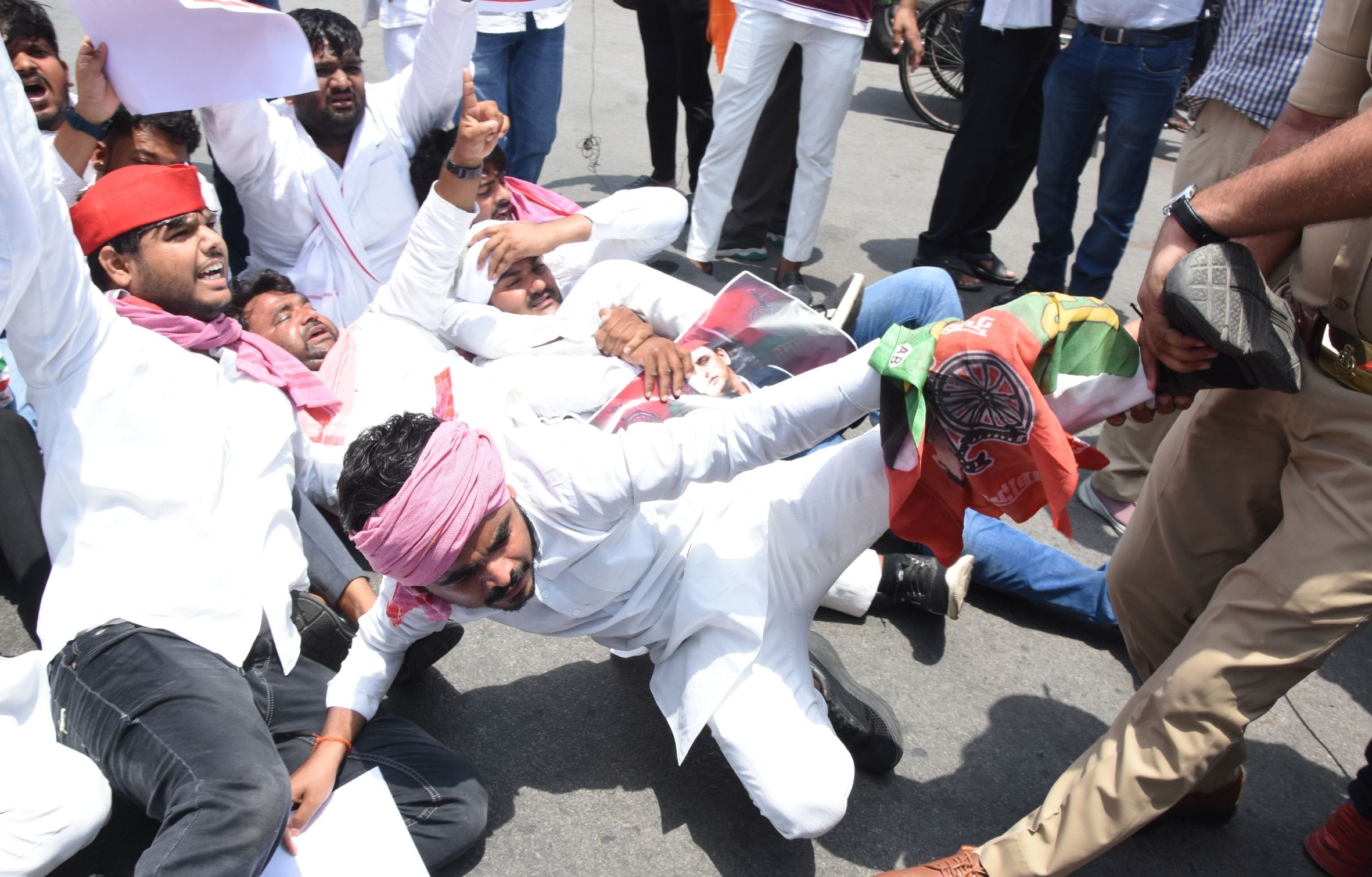 प्रदर्शन करते सपा कार्यकर्ता।
