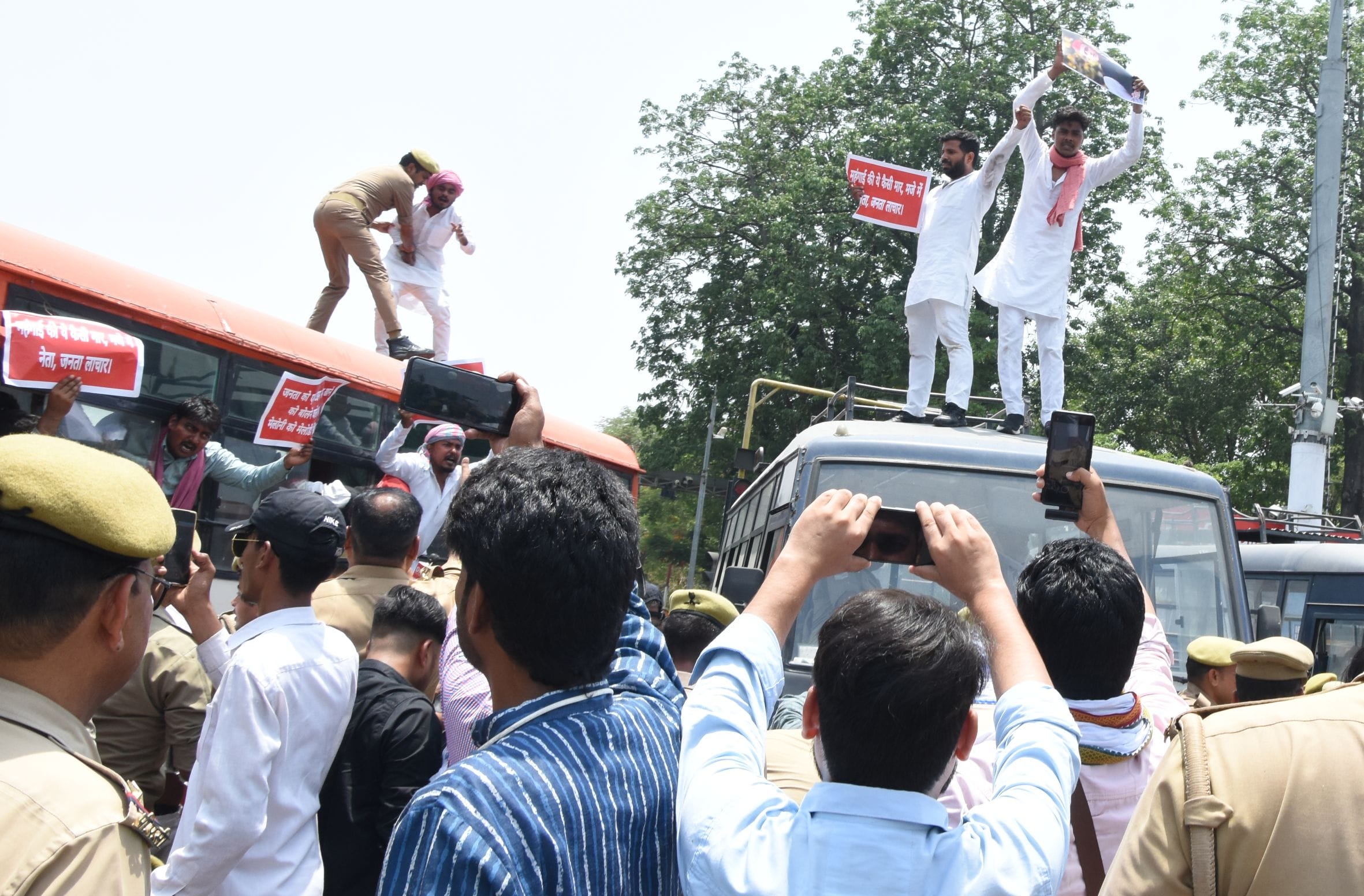 प्रदर्शन करते सपा कार्यकर्ता।