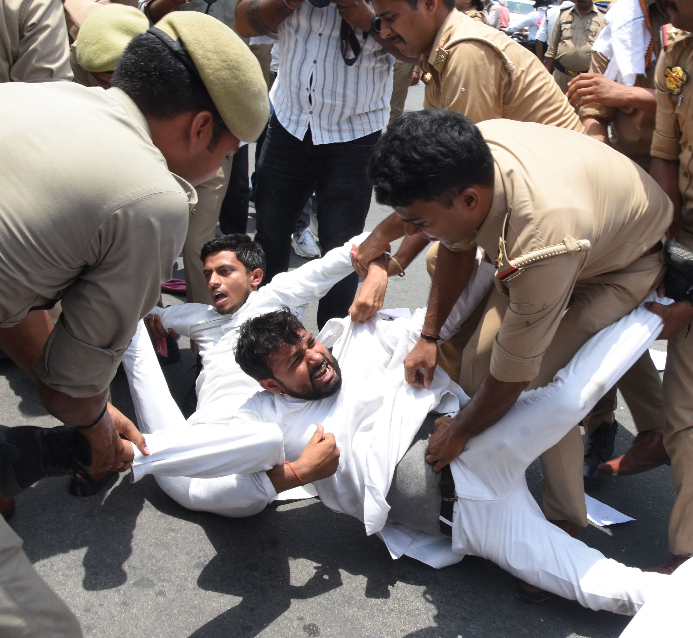 प्रदर्शन करते सपा कार्यकर्ता।