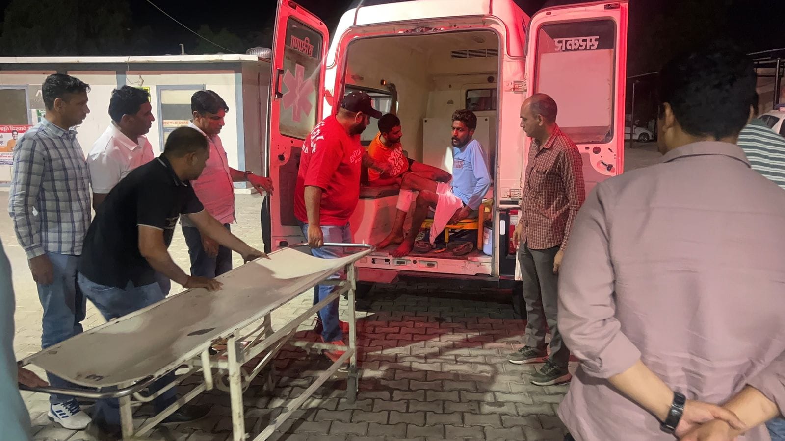 रात के समय घटना स्थल पर पहुंची पुलिस। संवाद रात के समय घटना स्थल पर पहुंची पुलिस। संवाद