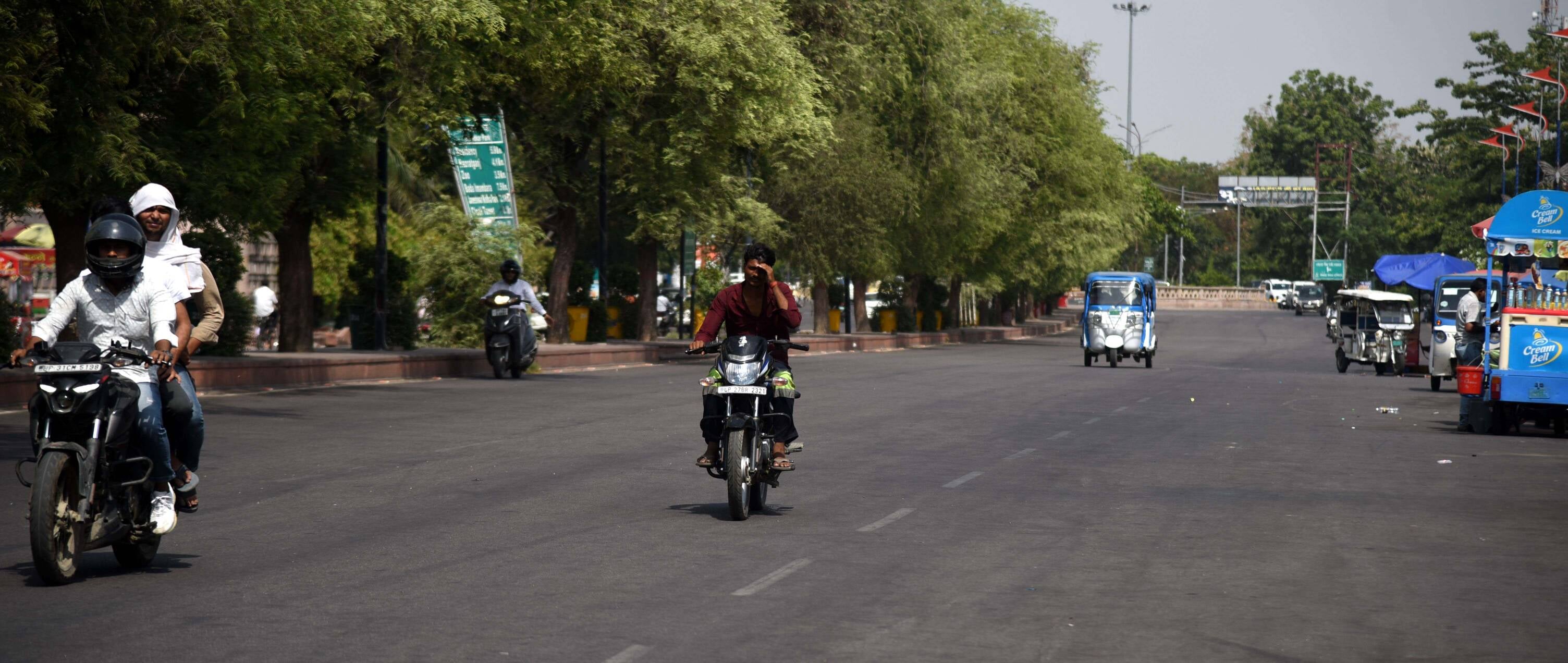 शुक्रवार को गर्मी के कारण सूनी सड़कें और धूप से बचते लोग। शुक्रवार को गर्मी के कारण सूनी सड़कें और धूप से बचते लोग।