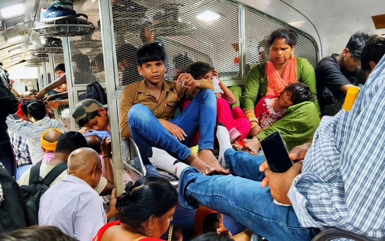 ट्रेन की सामान्य बोगियों में गर्मी से परेशान यात्री। 