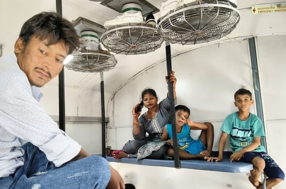 ट्रेन की सामान्य बोगियों में गर्मी से परेशान यात्री। 