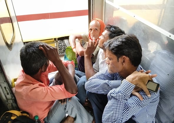 ट्रेन की सामान्य बोगियों में गर्मी से परेशान यात्री। 