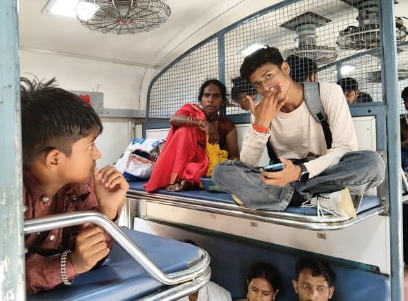 ट्रेन की सामान्य बोगियों में गर्मी से परेशान यात्री। 