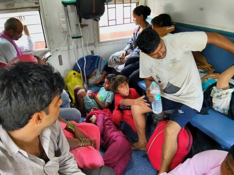 ट्रेन की सामान्य बोगियों में गर्मी से परेशान यात्री। 