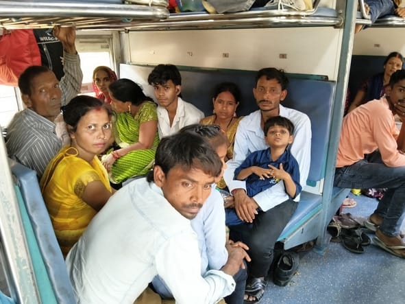 ट्रेन की सामान्य बोगियों में गर्मी से परेशान यात्री। 