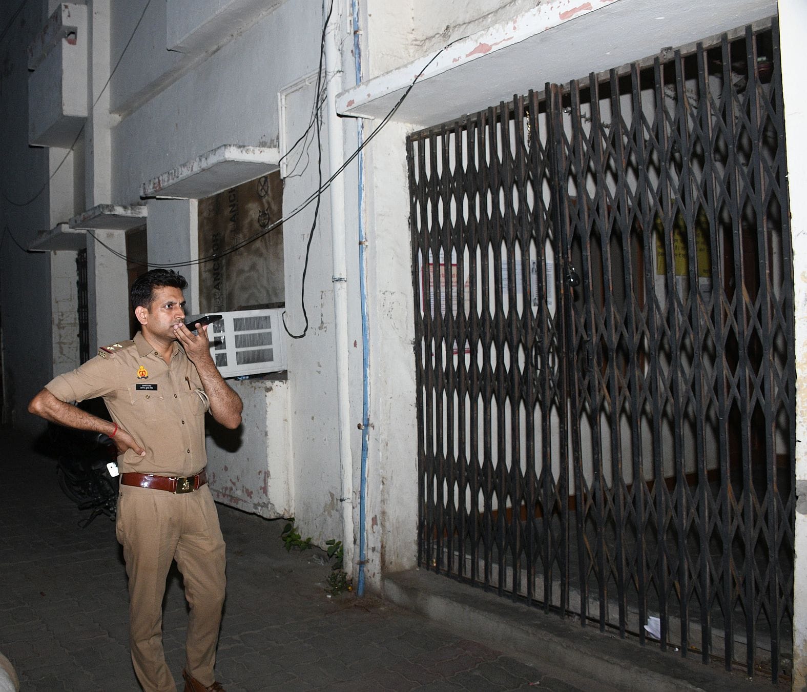 उपभोक्ताओं के हंगामे के कारण उपकेंद्रों पर बढ़ा दी गई है सुरक्षा। उपभोक्ताओं के हंगामे के कारण उपकेंद्रों पर बढ़ा दी गई है सुरक्षा।
