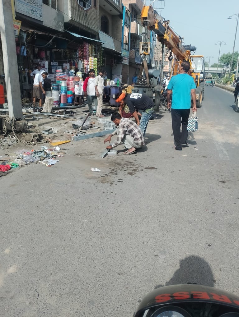 आग लगने से क्षतिग्रस्त हुई कार। संवाद