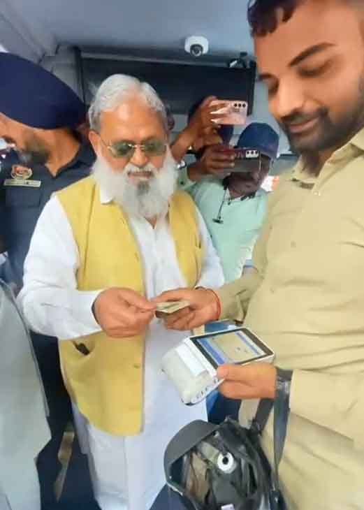 अंबाला छावनी में कैपिटल चौक के पास एक साथ लाइन में खड़ी नई वातानुकूलित इलेक्ट्रिक बसें। संवाद अंबाला छावनी में कैपिटल चौक के पास एक साथ लाइन में खड़ी नई वातानुकूलित इलेक्ट्रिक बसें। संवाद