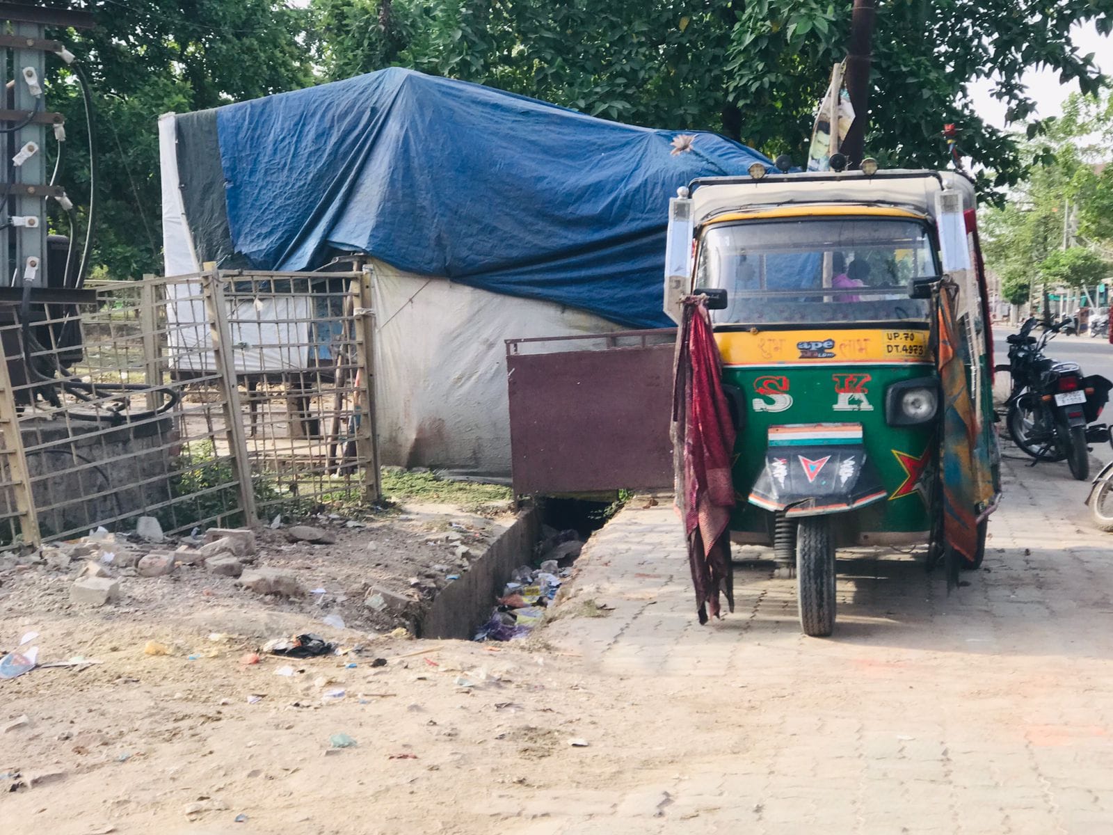 भरवारी के परसरा गांव में करोड़ो रुपए की लागत से बनकर तैयार बस अडडा। संवाद भरवारी के परसरा गांव में करोड़ो रुपए की लागत से बनकर तैयार बस अडडा। संवाद