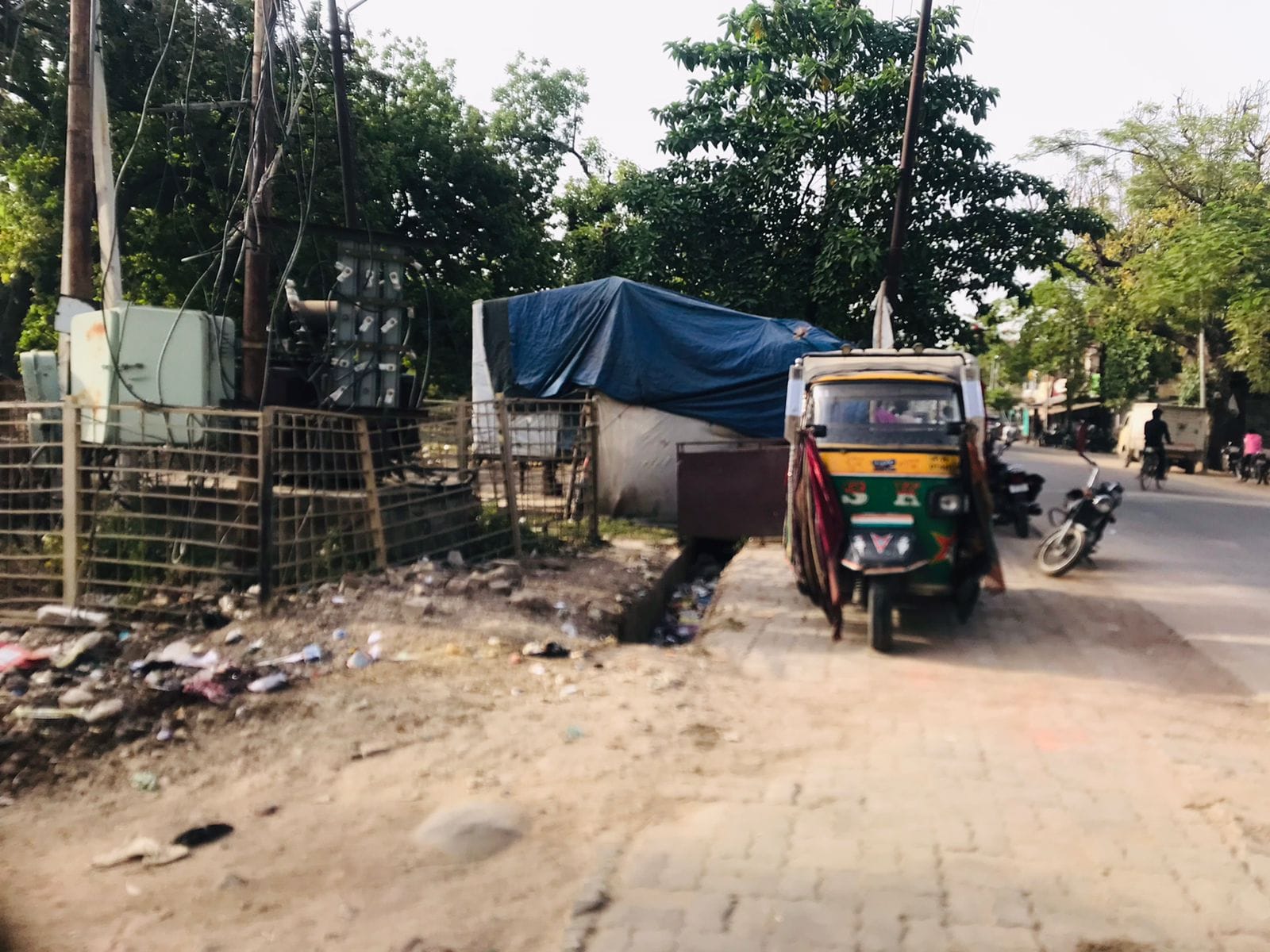 भरवारी के परसरा गांव में करोड़ो रुपए की लागत से बनकर तैयार बस अडडा। संवाद भरवारी के परसरा गांव में करोड़ो रुपए की लागत से बनकर तैयार बस अडडा। संवाद