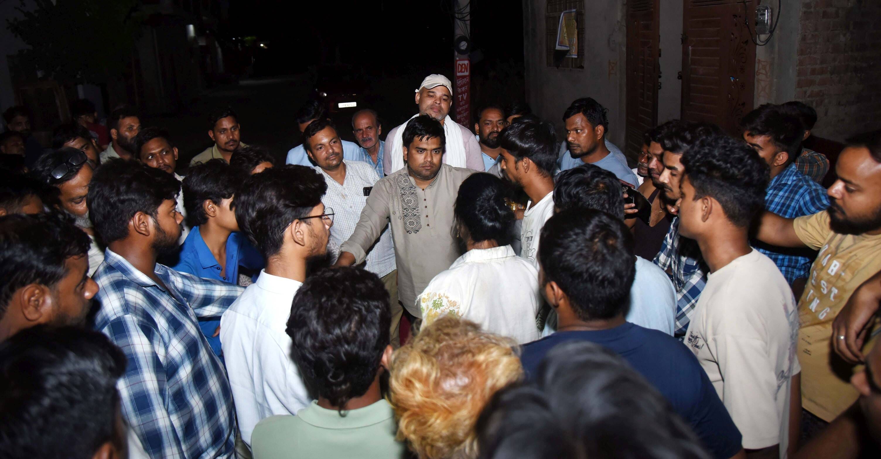 बिजली संकट से परेशाान लोगों ने प्रदशन किया। बिजली संकट से परेशाान लोगों ने प्रदशन किया।