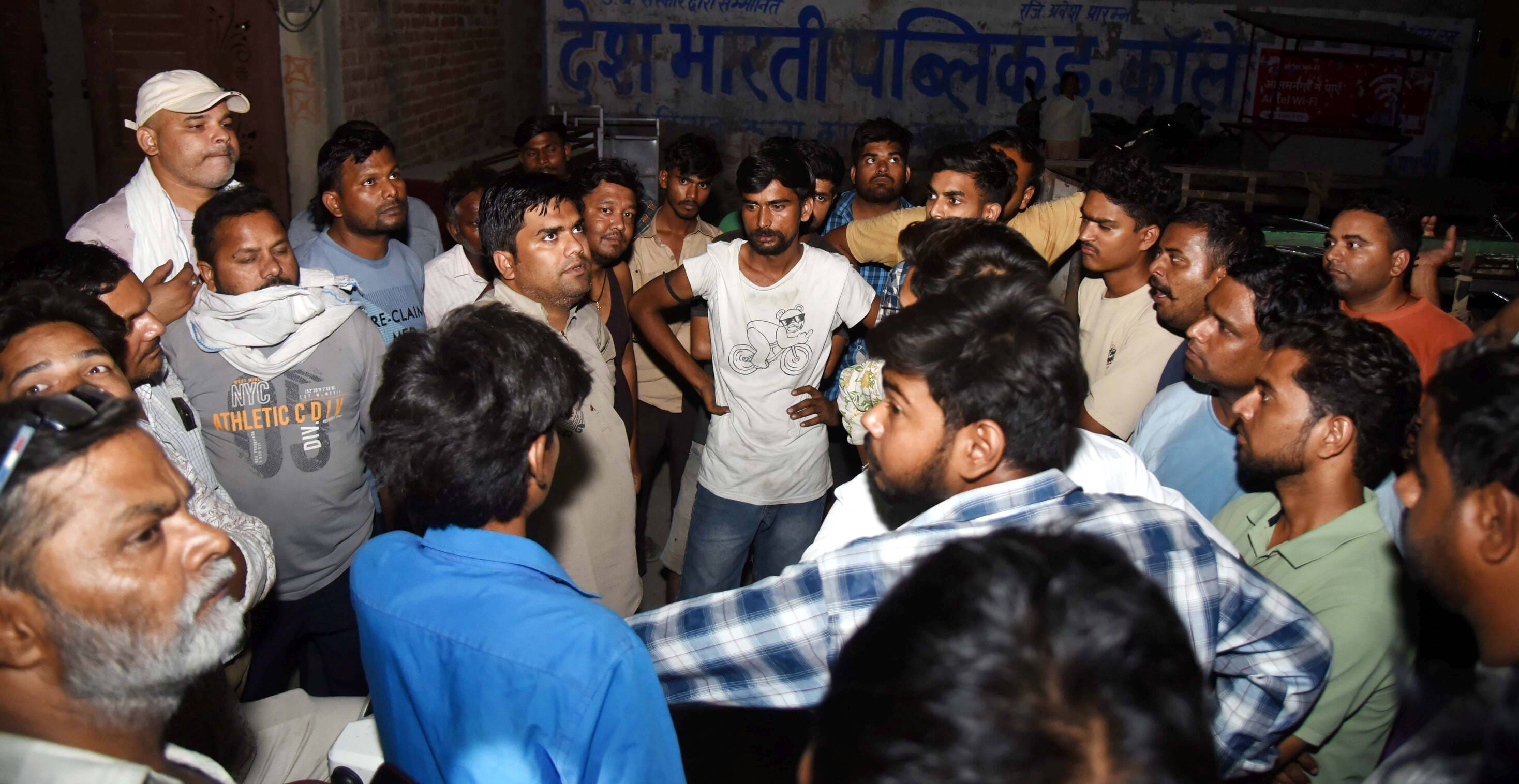 बिजली संकट से परेशाान लोगों ने प्रदशन किया। बिजली संकट से परेशाान लोगों ने प्रदशन किया।