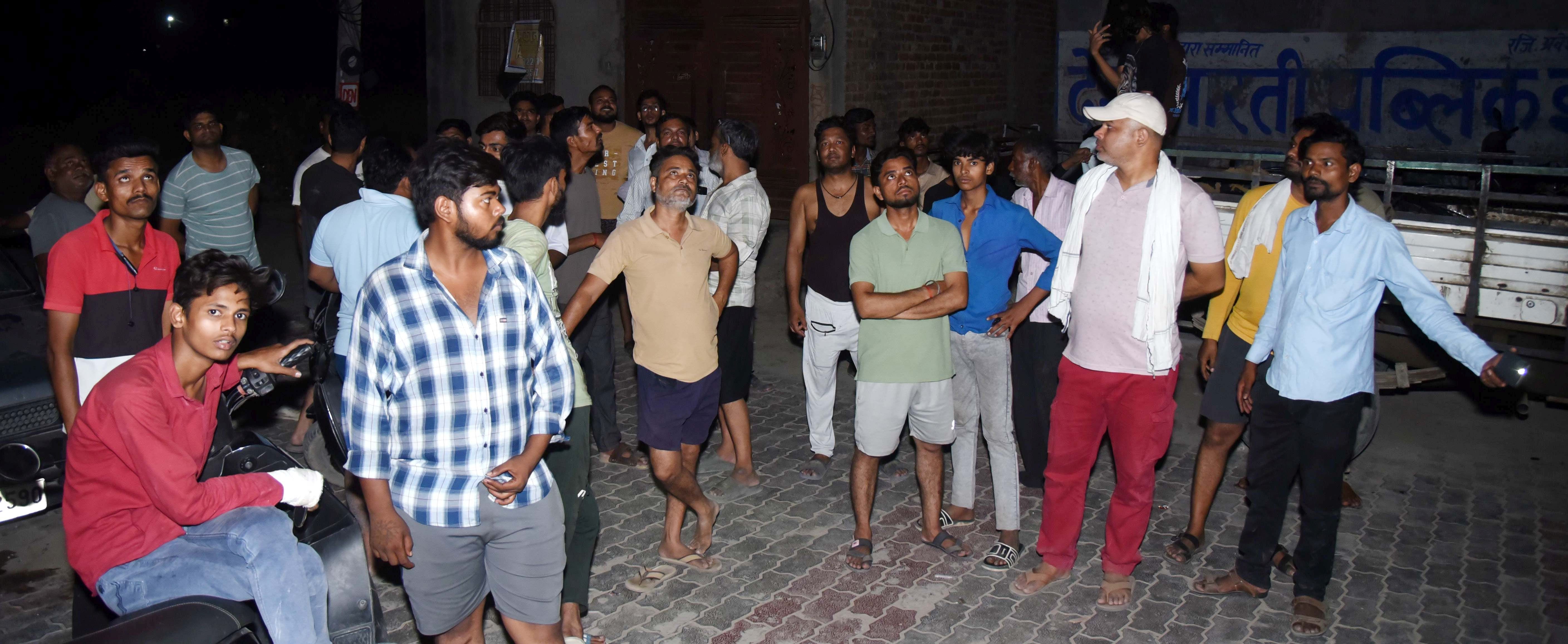 बिजली संकट से परेशाान लोगों ने प्रदशन किया। बिजली संकट से परेशाान लोगों ने प्रदशन किया।
