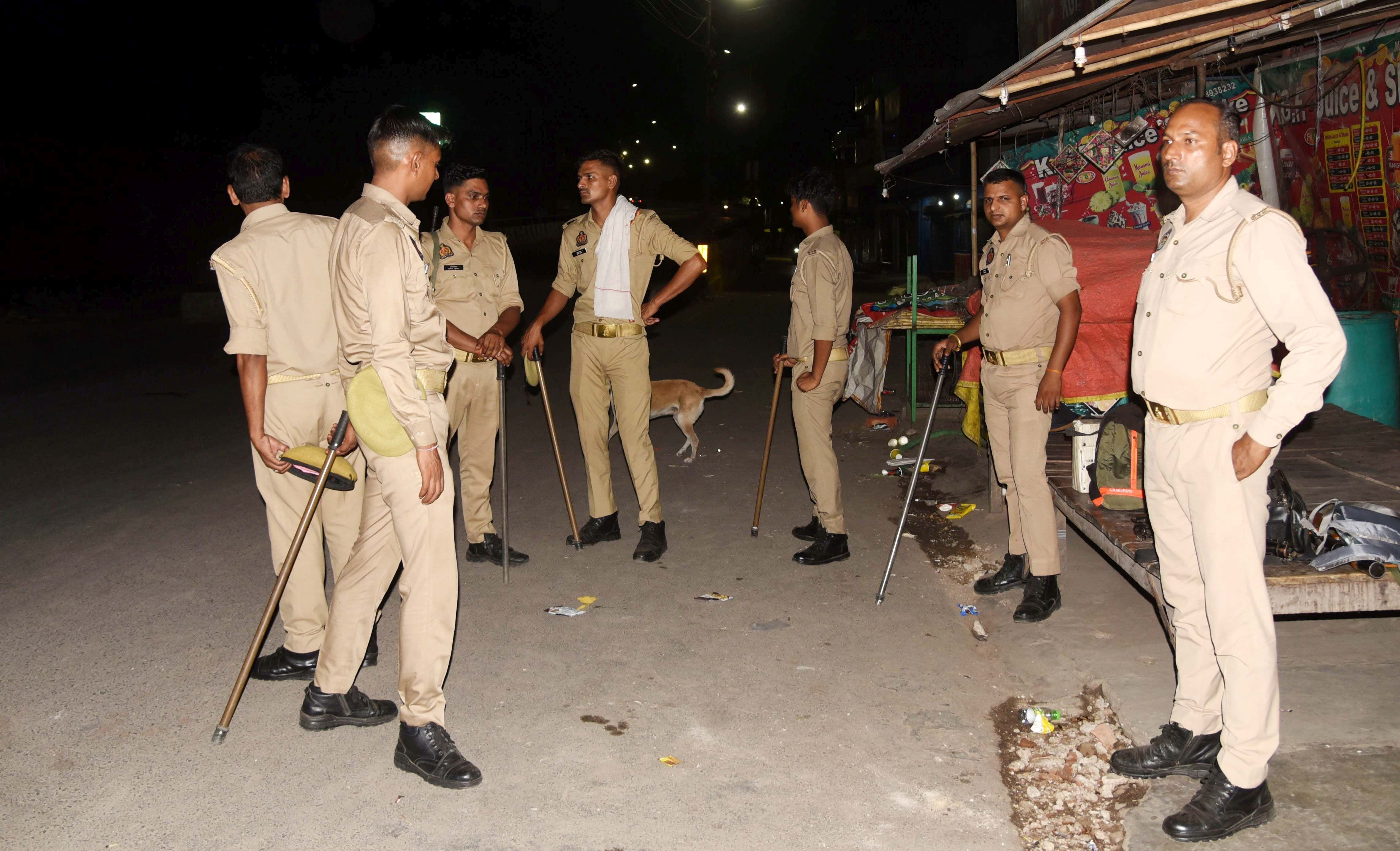 बिजली संकट से परेशाान लोगों ने प्रदशन किया। बिजली संकट से परेशाान लोगों ने प्रदशन किया।