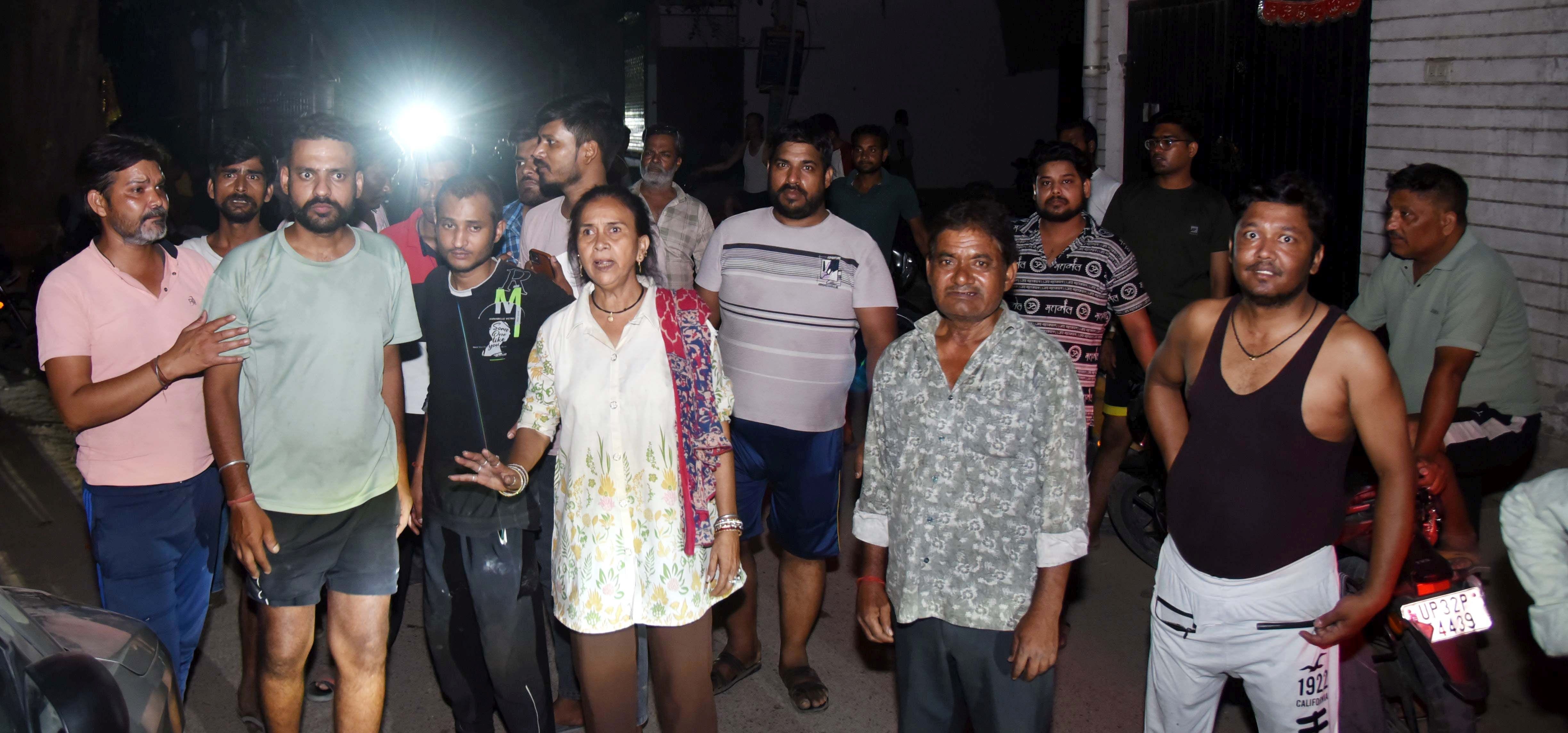 बिजली संकट से परेशाान लोगों ने प्रदशन किया। बिजली संकट से परेशाान लोगों ने प्रदशन किया।
