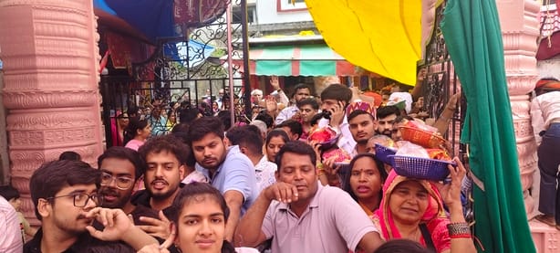 चामुंडा माता मंदिर में रविवार को दर्शनों के लिए लगी लाइन। मंदिर चामुंडा माता मंदिर में रविवार को दर्शनों के लिए लगी लाइन। मंदिर