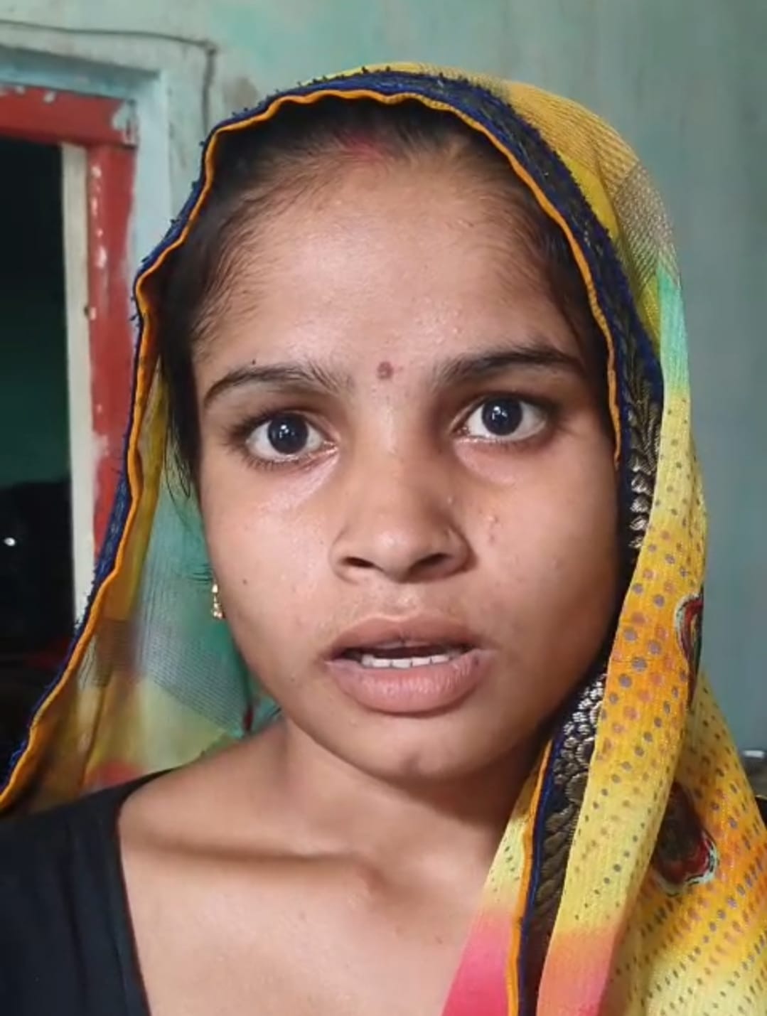 चोरी के दौरान घर में बिखरा पड़ा सामान। संवाद