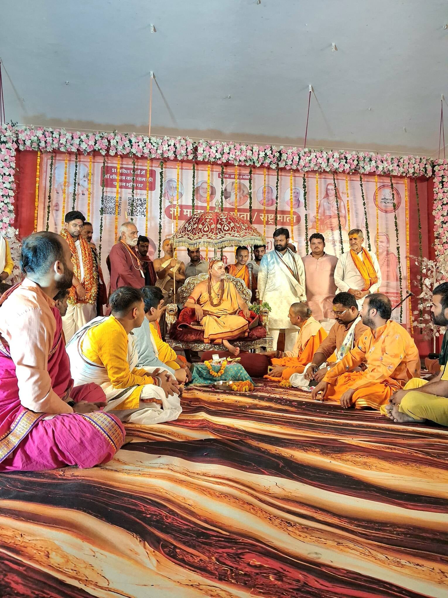 चरवा बाजार में अभिमुक्तेश्वरानंद का स्वागत करते अनुयायी। संवाद