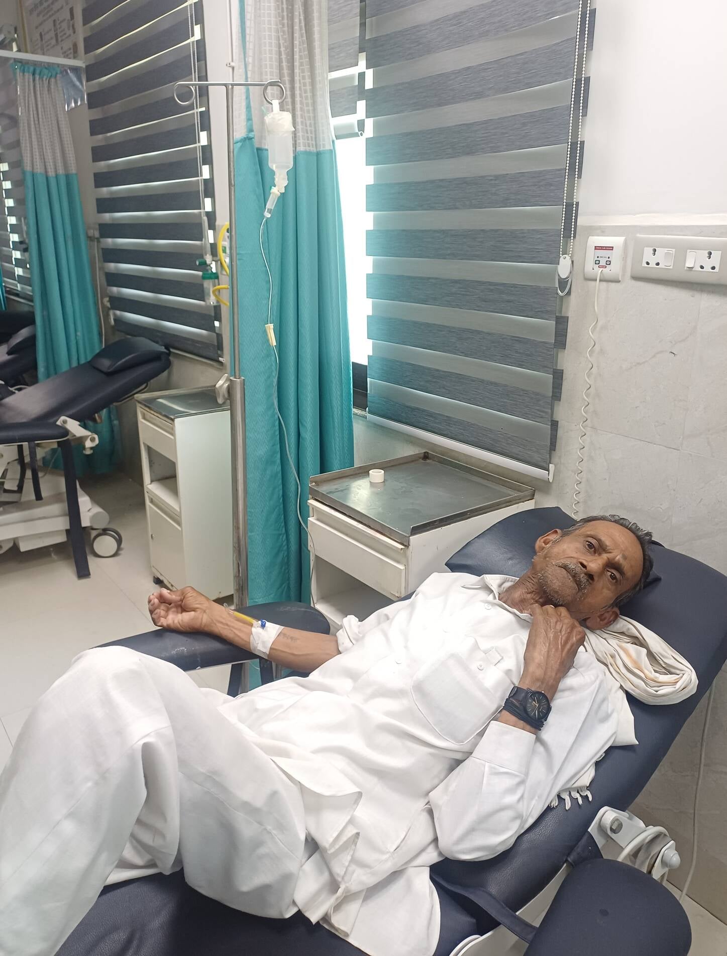 छावनी के अटल कैंसर केयर अस्पताल में इलाज कराते कृष्ण लाल। संवाद