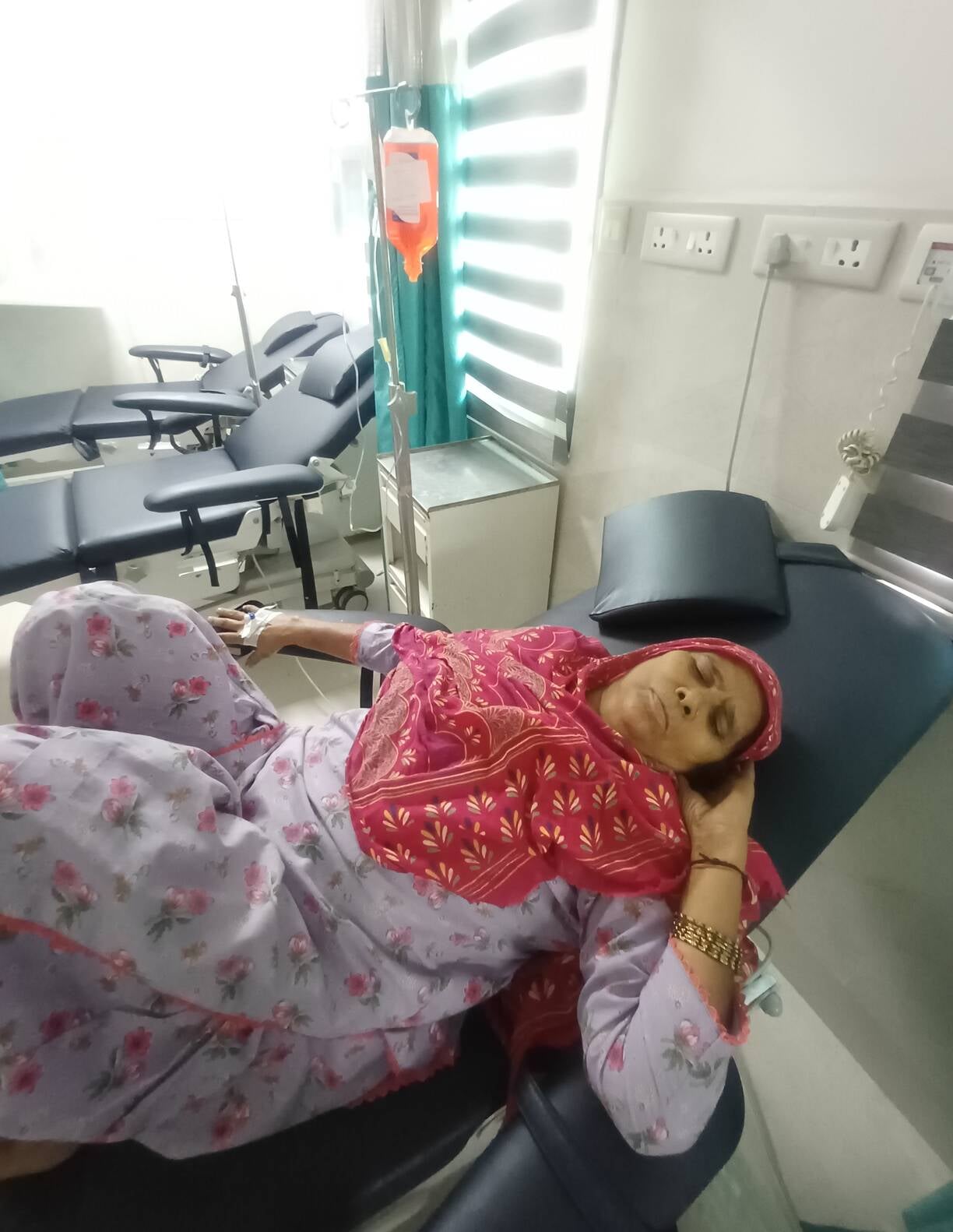 छावनी के अटल कैंसर केयर अस्पताल में इलाज कराते कृष्ण लाल। संवाद