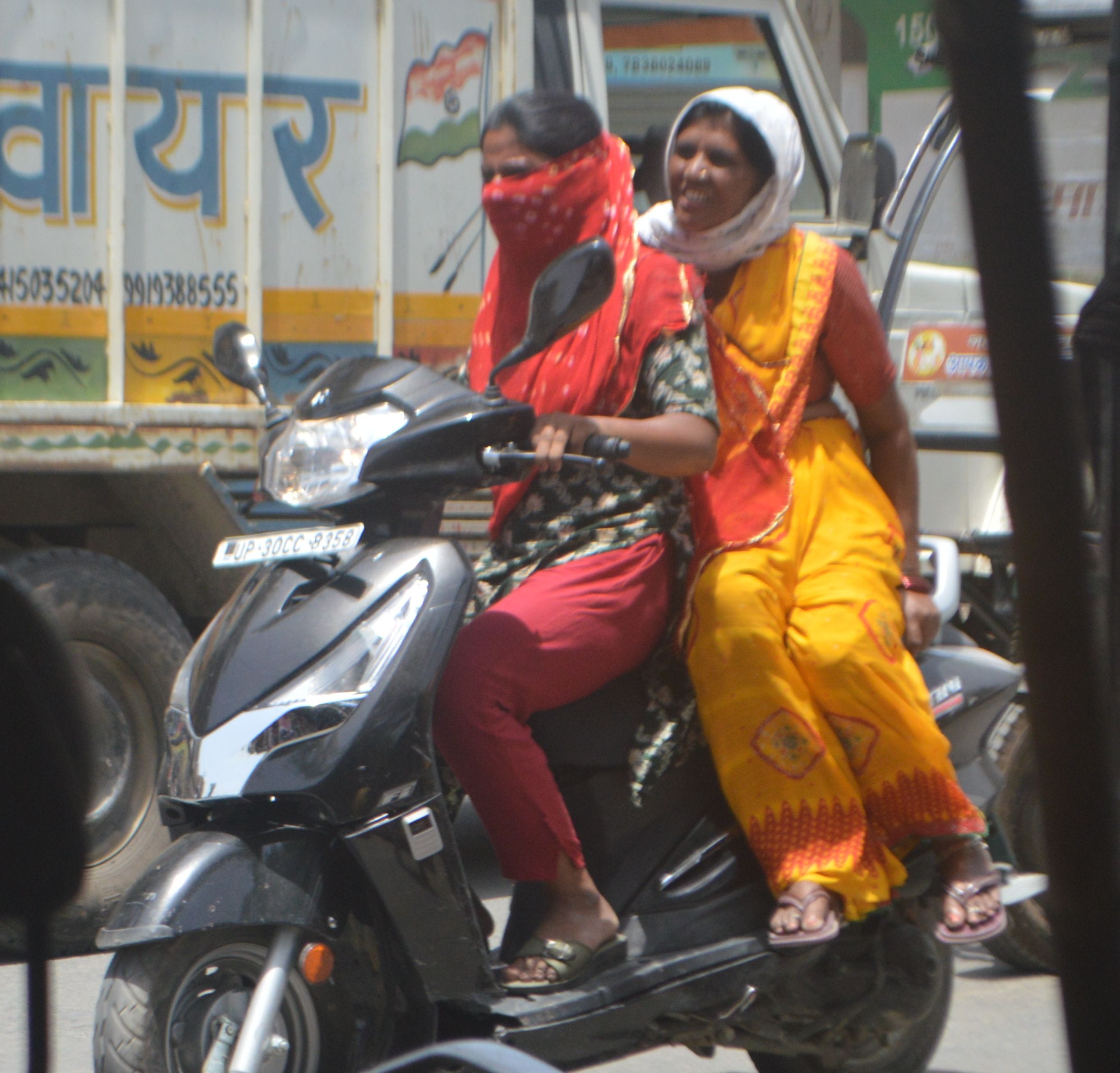 फोटो-03- लखनऊ रोड पर धूप में गमछा ओढ़कर जाते युवक। संवाद फोटो-03- लखनऊ रोड पर धूप में गमछा ओढ़कर जाते युवक। संवाद