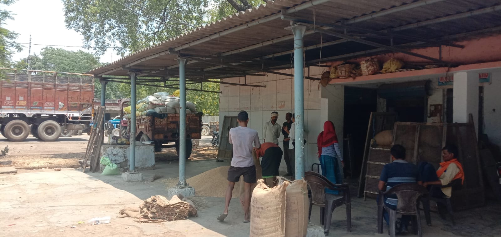 फोटो - 04 खप्टिहा क्रय केंद्र के बाहर खुले में रखा गेहूं। संवाद